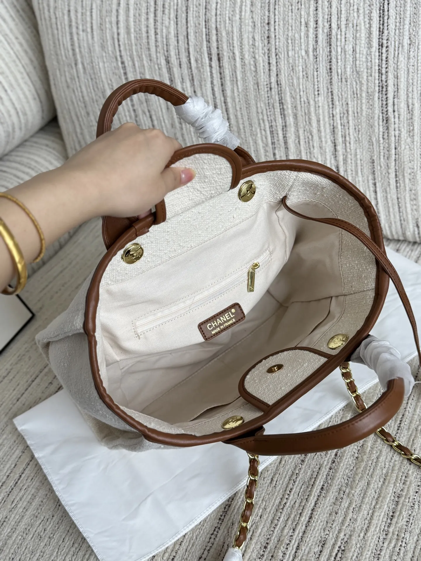 大💰220 小💰215 size:37×29/31×24 CHANEL香奈儿 帆布 沙滩包 链条包 托特包 子母包 Chanel 新款包包😍 帆布系列小香包🥳好轻盈高级哒 它和夏天一起来了|香奈儿初夏度假系列 ‼️帆布风的包包太夏天了 可以搭配海滩风的小裙子 特别适合去海边度假旅游的时候背🏝 度假帆布系列也将实用和松弛结合的恰到好处 哪怕是帆布包也非常适合日常穿搭去背