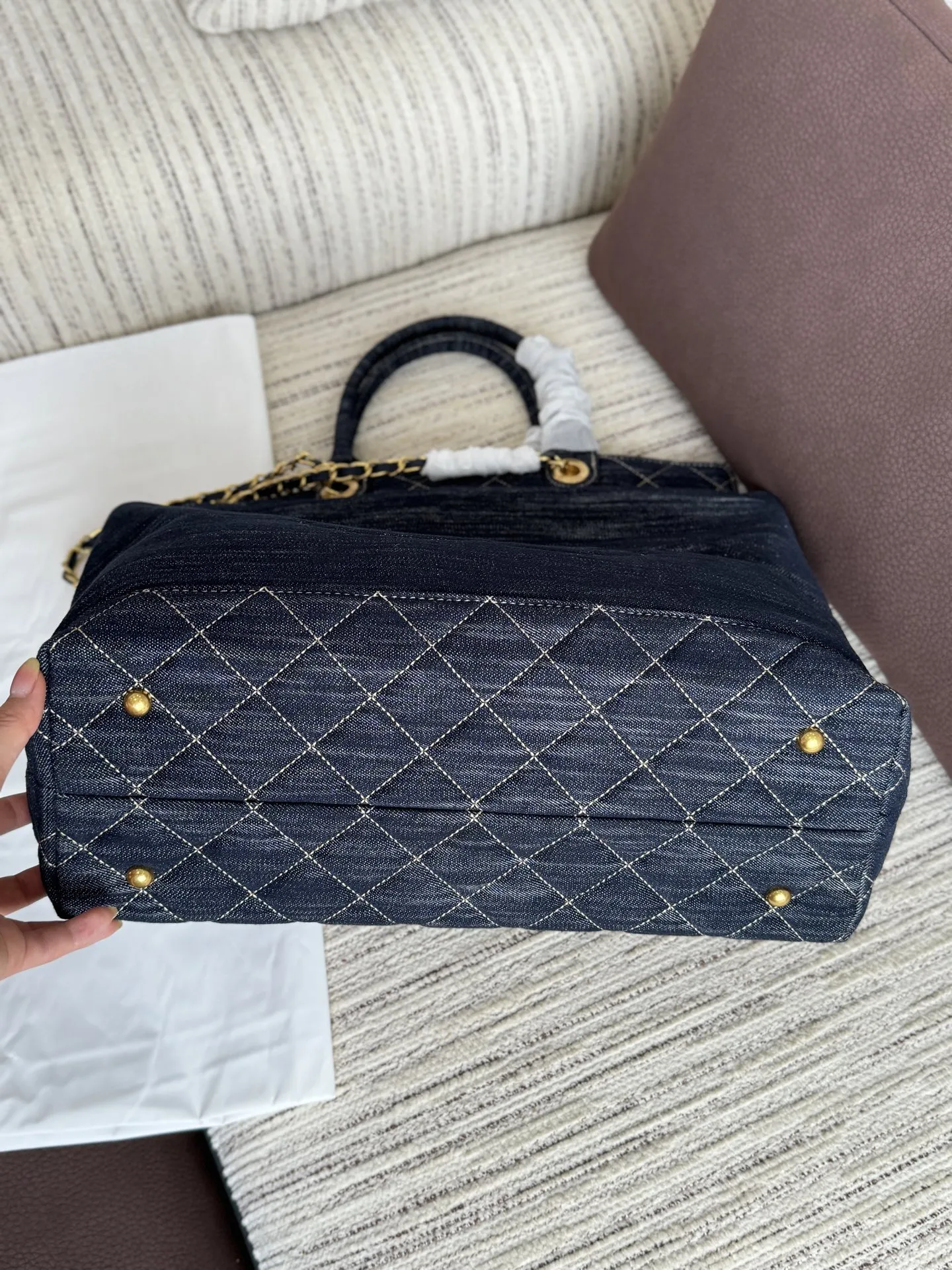💰220 size：37&times;33 CHANEL香奈儿 丹宁牛仔布 托特包 中古包 腋下包 牛仔超级好看 超高出片率 超能装 能把胖胖的我显的&ldquo;巨瘦&rdquo; 大胆衬之为纸片人