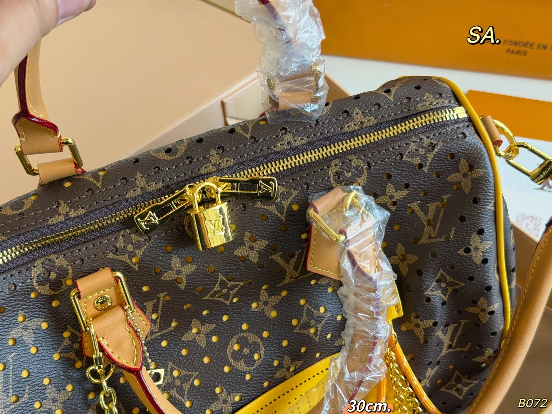 P180 30cm(折叠盒) size:30×21 LV 路易威登早秋系列speedy波士顿枕头包 经典重现,轻便又时尚~ 肩带可调节,可手提,可拆卸! 浓浓复古风,时尚百搭,超级实用!