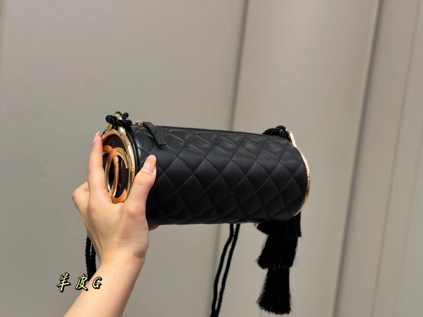 ¥230 配盒 香奈儿26a腋下保龄球包 高级感满满 Chanel流苏圆筒包复古千金氛围感 走动时流苏摇曳,氛围感直接拉满 尺寸:24.10cm