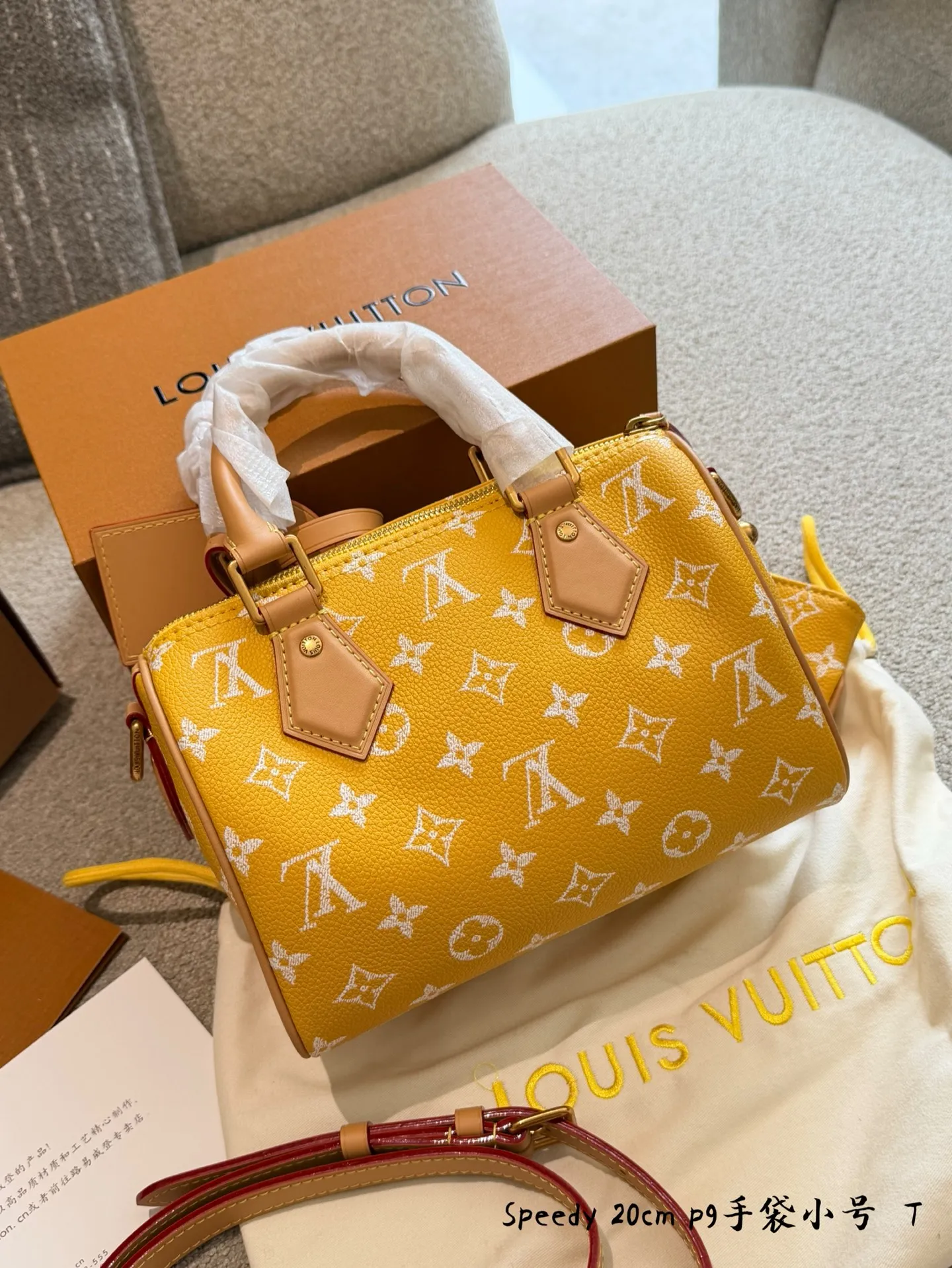 p250 Speedy P29黄色手袋20cm 💛LV Speedy P29手袋由设计师Pharrell Williams打造,采用Monogram Empreinte压花牛皮,经典老花图案,触感柔软又耐用✨。20cm小巧尺寸,日常通勤或出行都很适合。黄色“发财黄”配色超亮眼,搭配天然色皮革手柄和肩带,手提斜挎都OK!内部空间合理,定型枕头包设计,实用又时髦,是LV近年来超火的热门款,时尚爱好者必入!👜