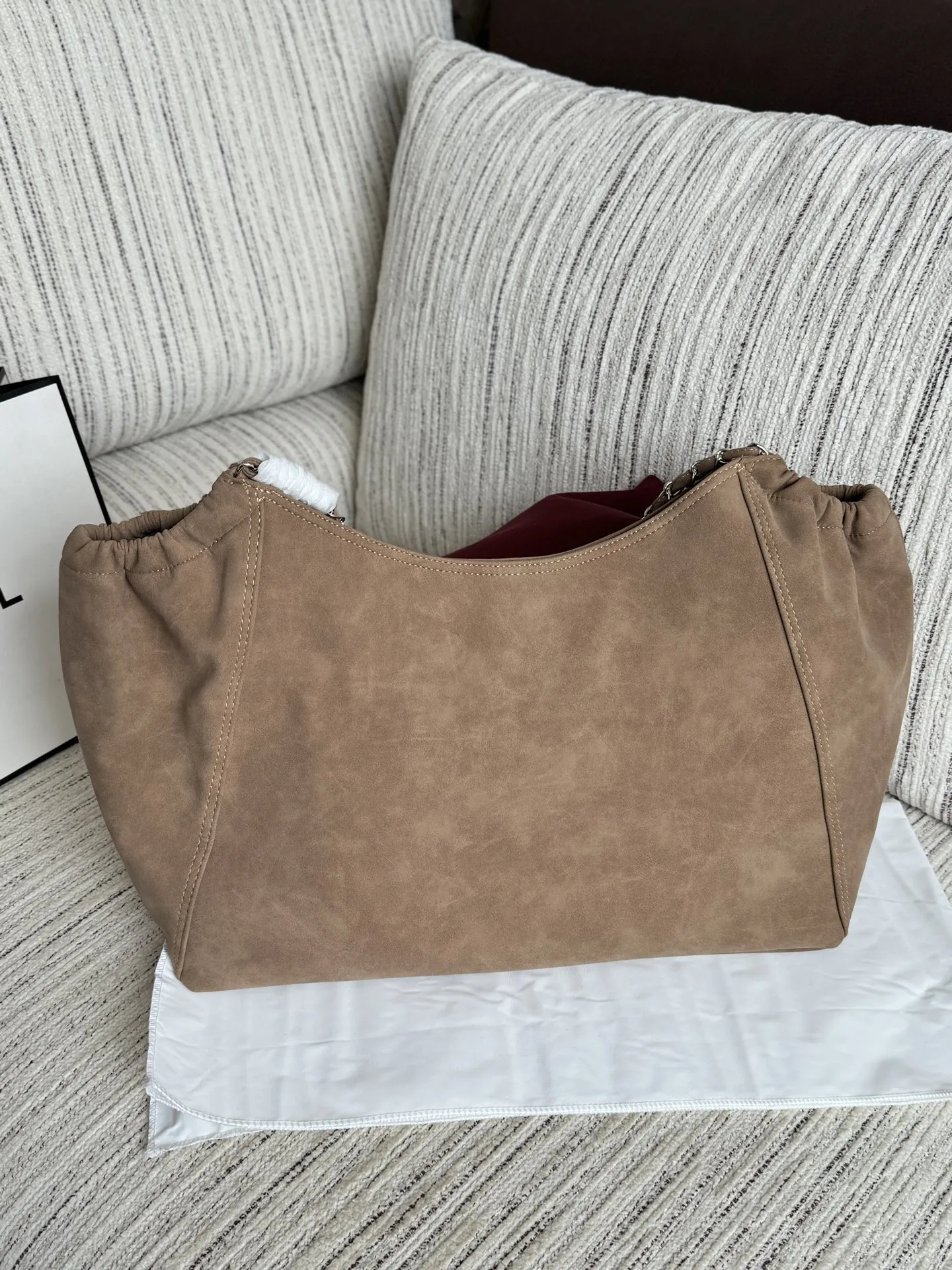 💰160 size:42×33 CHANEL香奈儿 麂皮 托特包 购物袋 腋下包 链条包 子母包 沙滩包 还这么能装实用,背上秒变甜酷女孩,是不是很多集美纠喜欢直接选好看就够了,百搭又好看🐸 大容量链条包,通勤出游的绝佳拍档! 软糯的皮质,摸起来超级舒服,背起来也很轻便。链条设计增添了时尚感,抽绳收口设计让包包更显慵懒随性。🎀