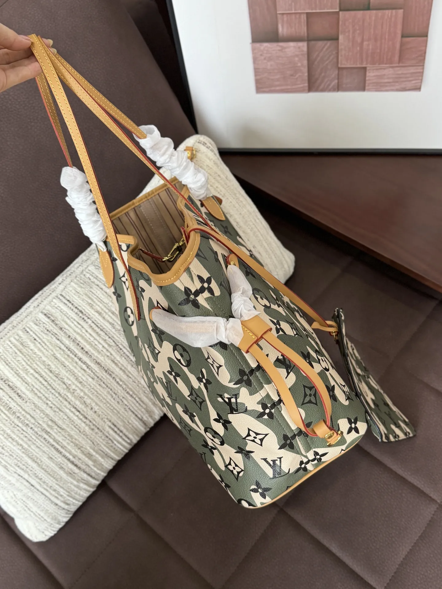 💰190 折叠盒 size：33&times;28 LV NEVERFULL 迷彩 托特包Tote包购物袋单肩手提包 入门级的款式哦！绝对的终身款！此物经典不言而喻！街拍和实用都是非常nb的选择！大家拿到后可以感受下，皮质颗粒之间空袭分明，宽度平均，摸上去软硬适中，变色皮哦！