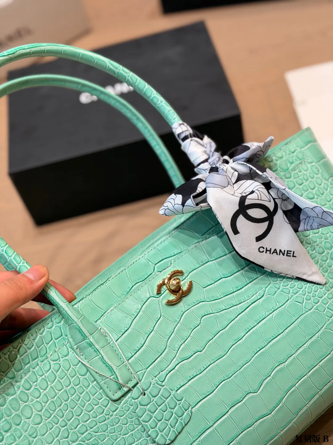 复刻版 p240 Chanel 薄荷绿鳄鱼纹托特包 香奈儿2026春夏系列薄荷绿鳄鱼纹托特包,采用稀有鳄鱼纹牛皮,质感独特又耐用。正面双C金属Logo超有辨识度计,简约大气,容量大,通勤或出行都实用 尺寸:35-21-12cm