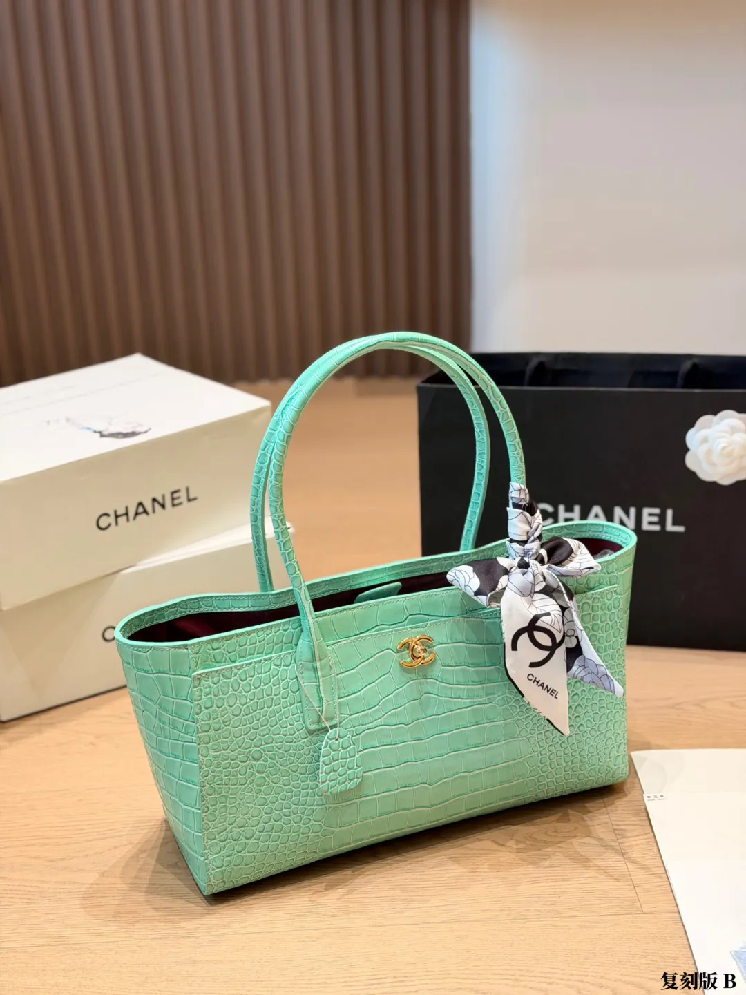 复刻版 p240 Chanel 薄荷绿鳄鱼纹托特包 香奈儿2026春夏系列薄荷绿鳄鱼纹托特包,采用稀有鳄鱼纹牛皮,质感独特又耐用。正面双C金属Logo超有辨识度计,简约大气,容量大,通勤或出行都实用 尺寸:35-21-12cm