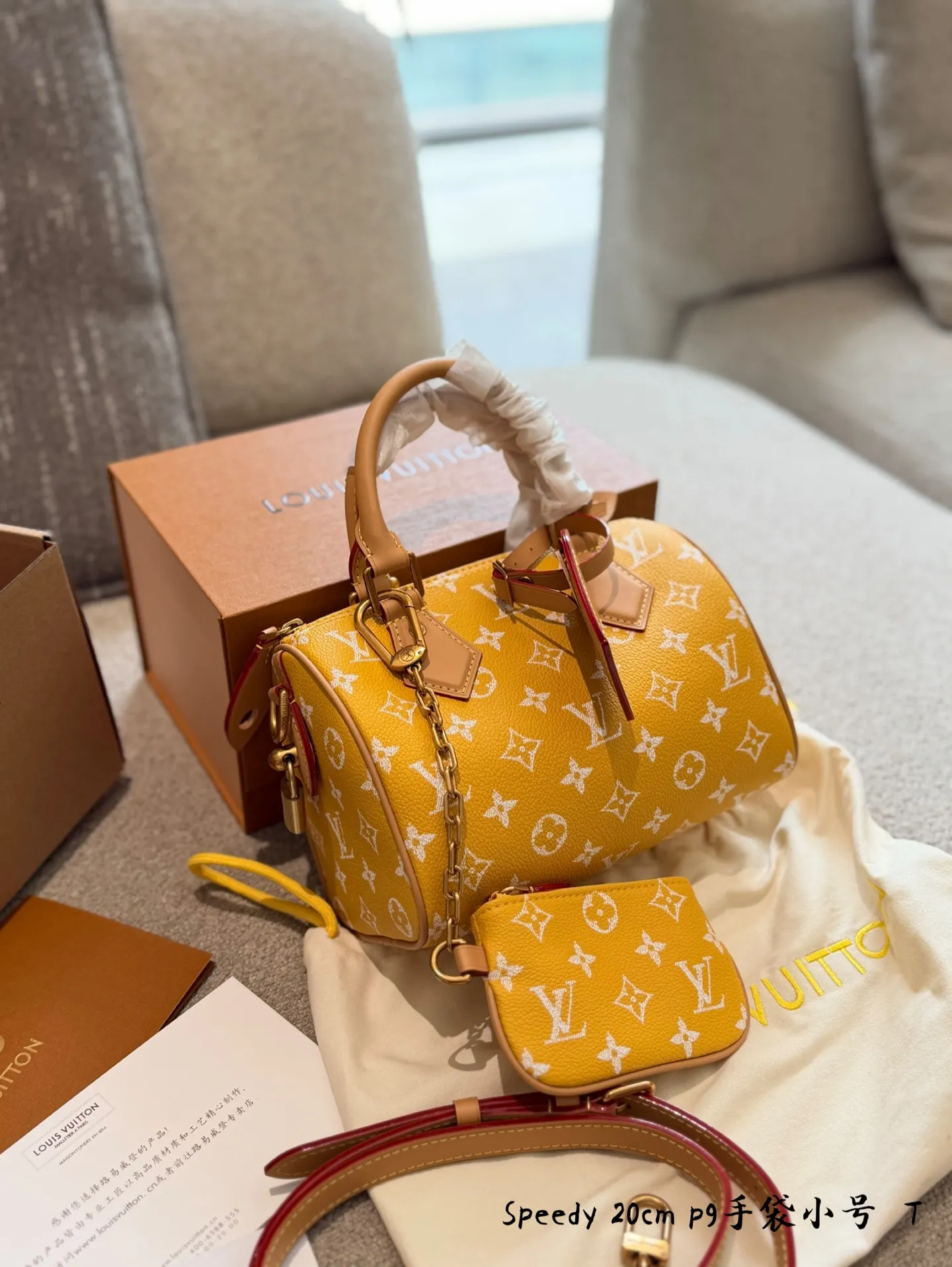 p250 Speedy P29黄色手袋​​20cm 💛LV Speedy P29手袋由设计师Pharrell Williams打造，采用Monogram Empreinte压花牛皮，经典老花图案，触感柔软又耐用✨。20cm小巧尺寸，日常通勤或出行都很适合。黄色&ldquo;发财黄&rdquo;配色超亮眼，搭配天然色皮革手柄和肩带，手提斜挎都OK！内部空间合理，定型枕头包设计，实用又时髦，是LV近年来超火的热门款，时尚爱好者必入！👜