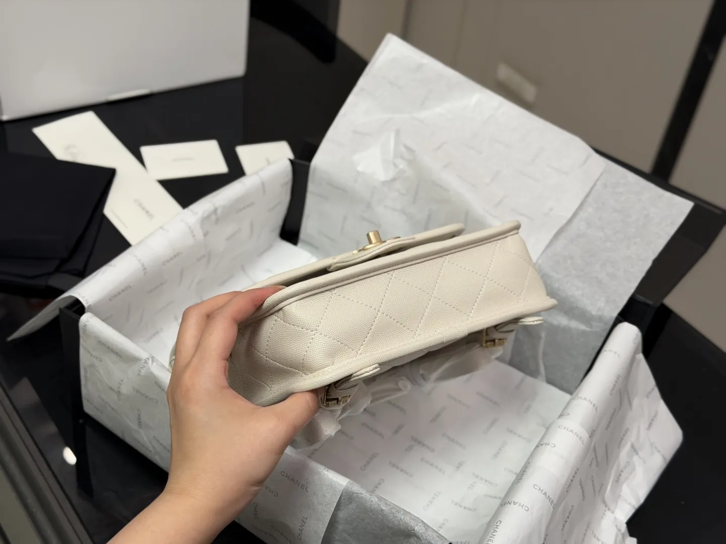 ¥200 折叠盒飞机盒 香奈儿Chanel25B双肩|这是公主的包吧! 各种经典元素结合 通身鱼子酱牛皮 搭配四叶草挂坠 精致时髦 尺寸:22.20cm
