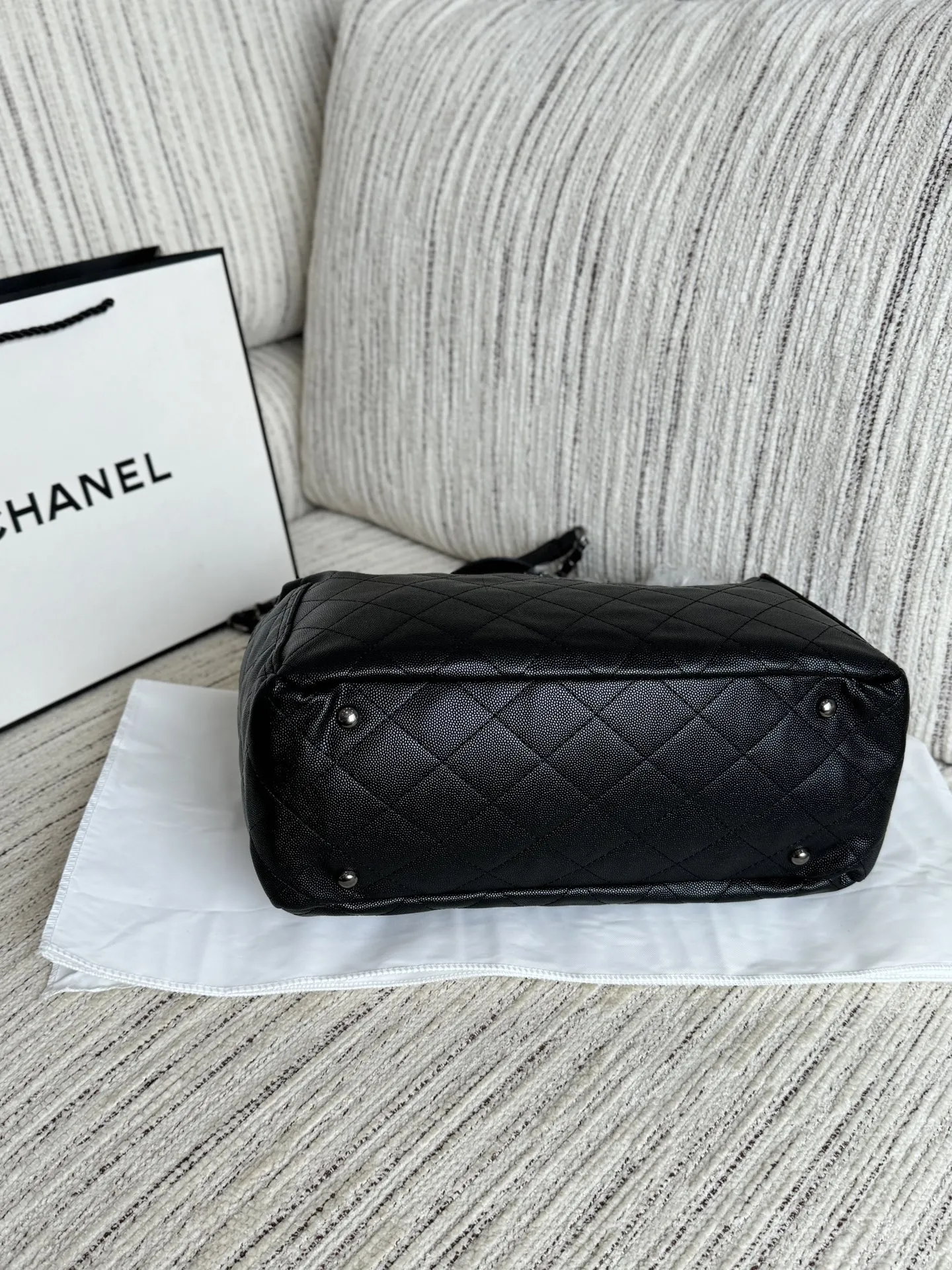 💰240 size:31×25 CHANEL香奈儿 鱼子酱 链条包 中古包 托特包 购物袋 时髦拿捏住啦 不显老气好好搭啊 而且貌美气质加成好高的呀~ 爱死了这份从容优雅