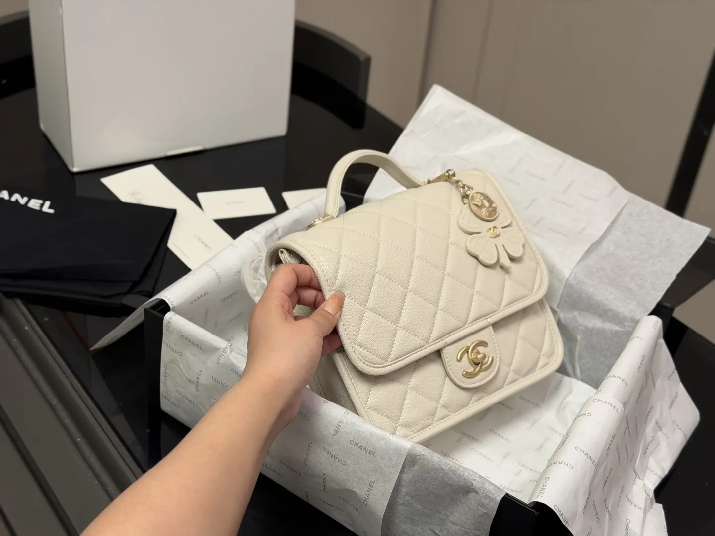 &yen;200 折叠盒飞机盒 香奈儿Chanel25B双肩｜这是公主的包吧！ 各种经典元素结合 通身鱼子酱牛皮 搭配四叶草挂坠 精致时髦 尺寸:22.20cm