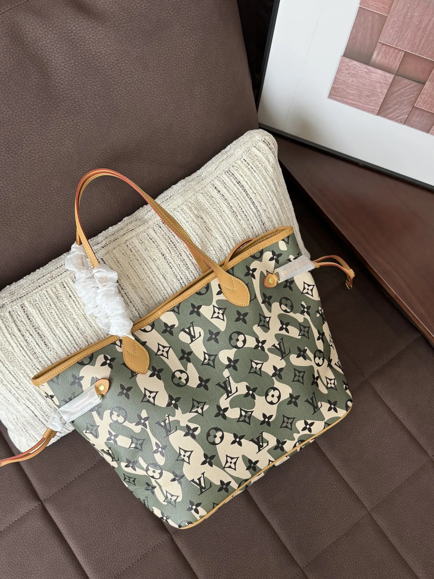 💰190 折叠盒 size：33&times;28 LV NEVERFULL 迷彩 托特包Tote包购物袋单肩手提包 入门级的款式哦！绝对的终身款！此物经典不言而喻！街拍和实用都是非常nb的选择！大家拿到后可以感受下，皮质颗粒之间空袭分明，宽度平均，摸上去软硬适中，变色皮哦！