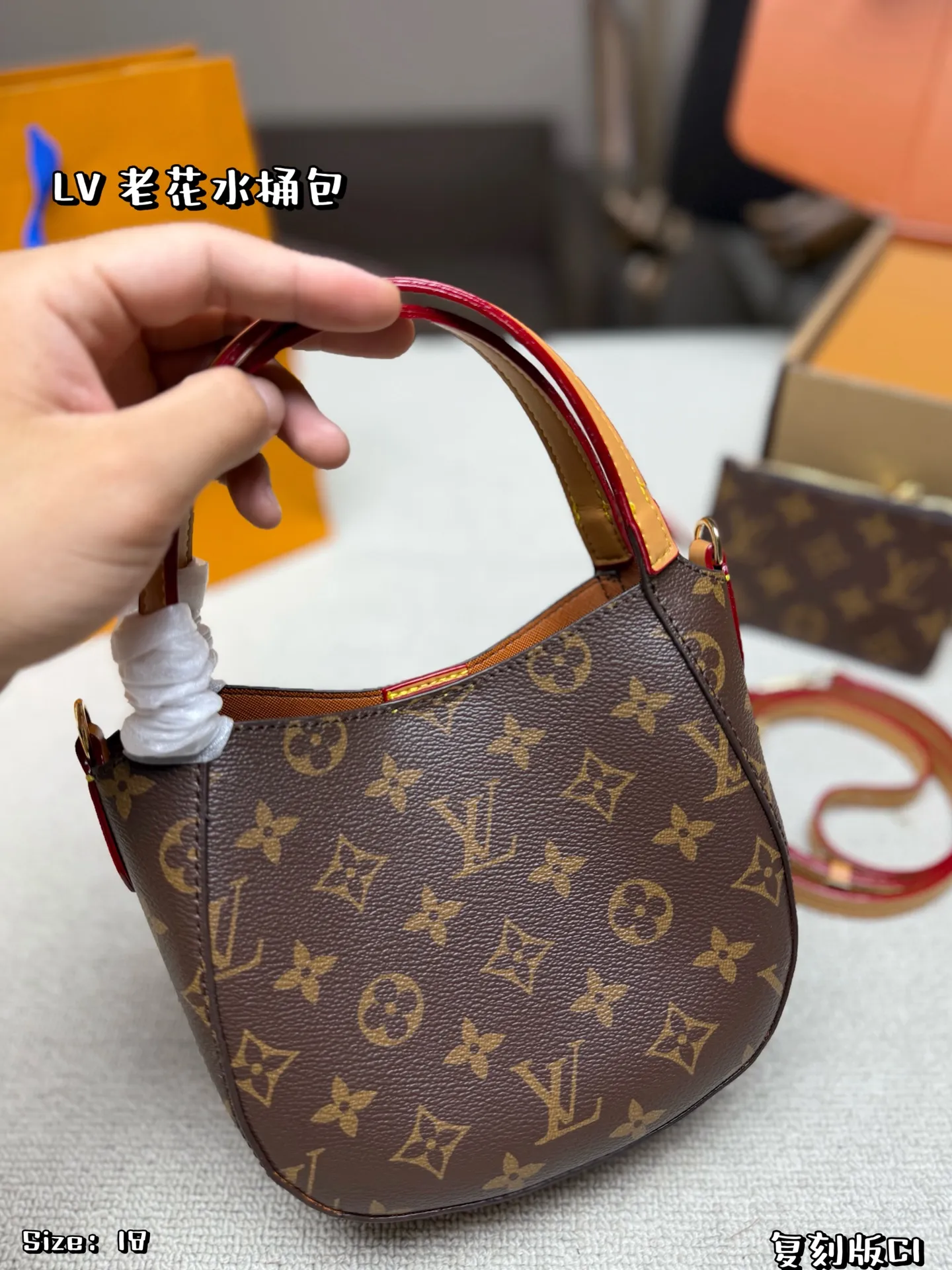P120 折叠盒✈️飞机盒 LV All In BB手袋采用经典Monogram老花帆布 小巧精致。双肩带设计,手提、斜挎、单肩背都OK,灵活百搭✨。附可拆卸小卡包,实用又贴心。灵感源自水桶包 容量适中,通勤或出行都很适合,是LV热门爆款之一 尺寸 18*16