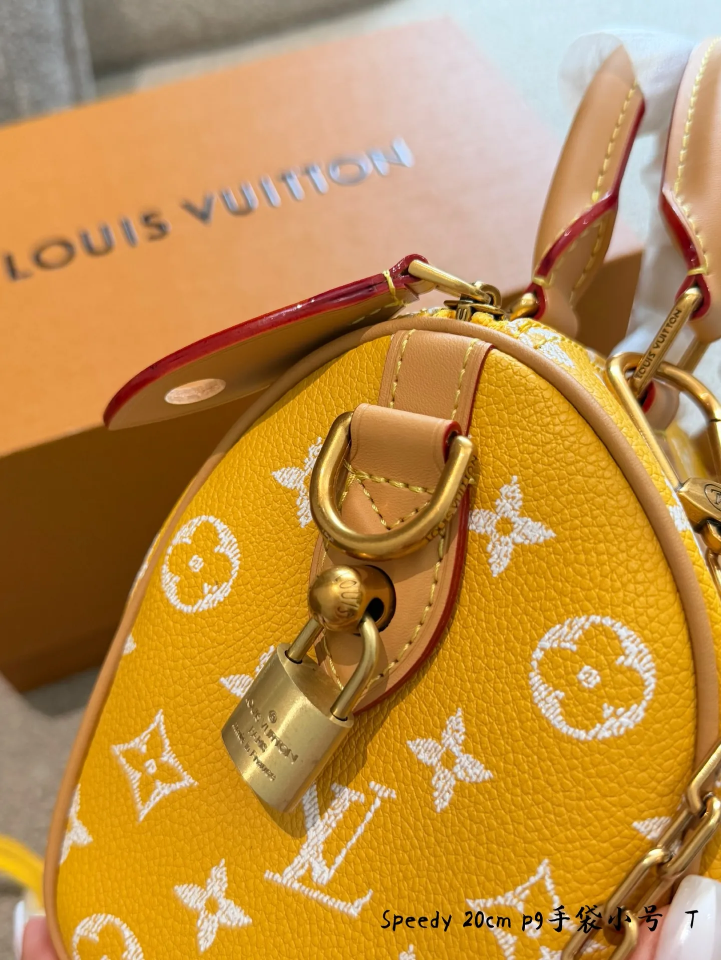 p250 Speedy P29黄色手袋​​20cm 💛LV Speedy P29手袋由设计师Pharrell Williams打造，采用Monogram Empreinte压花牛皮，经典老花图案，触感柔软又耐用✨。20cm小巧尺寸，日常通勤或出行都很适合。黄色&ldquo;发财黄&rdquo;配色超亮眼，搭配天然色皮革手柄和肩带，手提斜挎都OK！内部空间合理，定型枕头包设计，实用又时髦，是LV近年来超火的热门款，时尚爱好者必入！👜