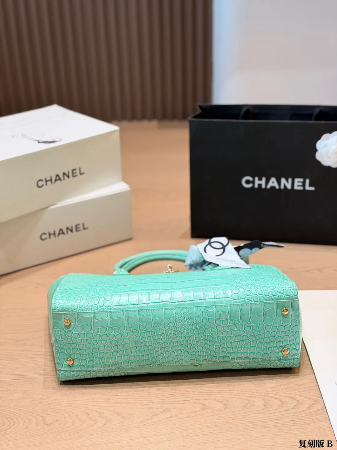 复刻版 p240 Chanel 薄荷绿鳄鱼纹托特包 香奈儿2026春夏系列薄荷绿鳄鱼纹托特包,采用稀有鳄鱼纹牛皮,质感独特又耐用。正面双C金属Logo超有辨识度计,简约大气,容量大,通勤或出行都实用 尺寸:35-21-12cm