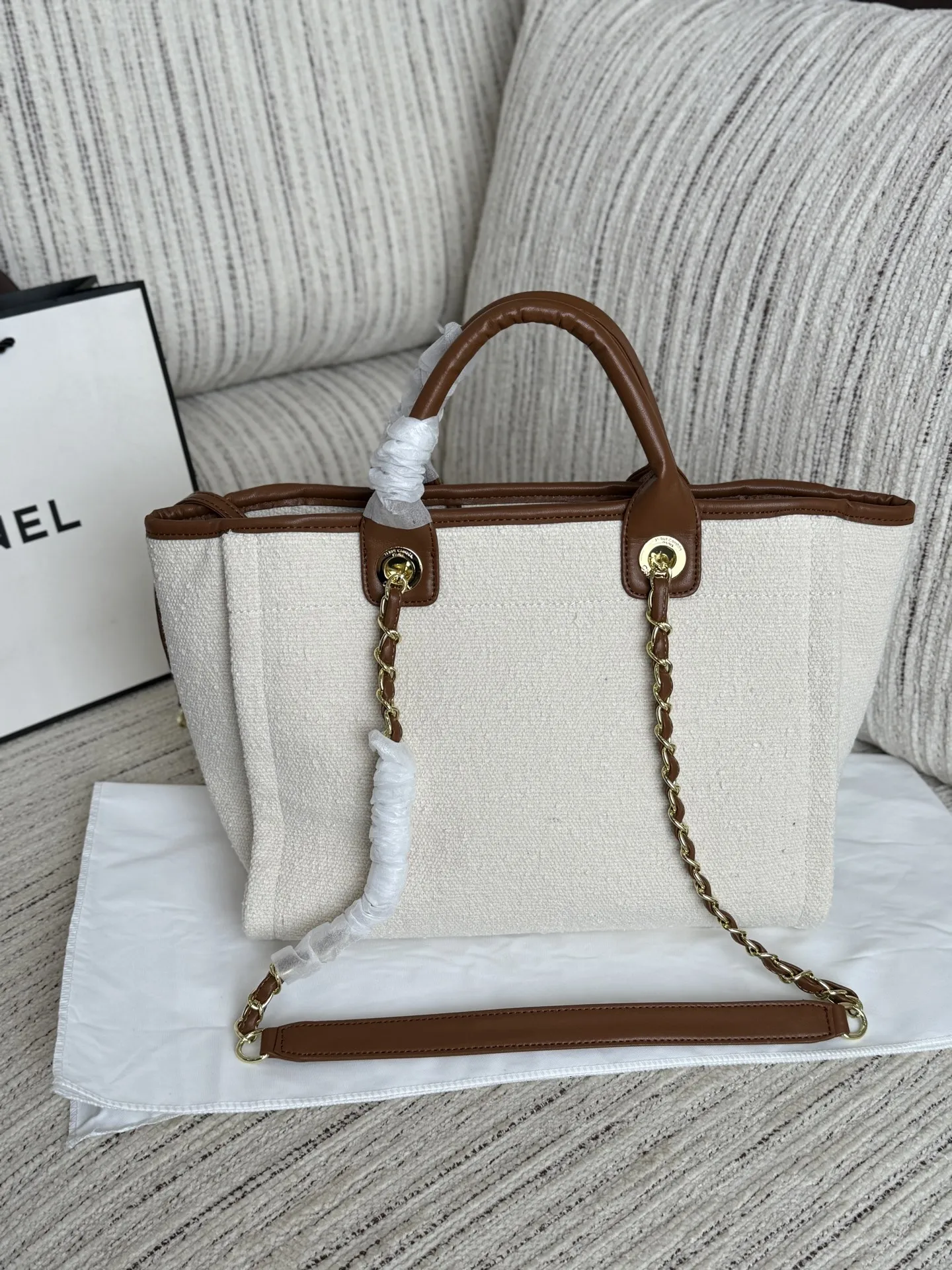 大💰220 小💰215 size:37×29/31×24 CHANEL香奈儿 帆布 沙滩包 链条包 托特包 子母包 Chanel 新款包包😍 帆布系列小香包🥳好轻盈高级哒 它和夏天一起来了|香奈儿初夏度假系列 ‼️帆布风的包包太夏天了 可以搭配海滩风的小裙子 特别适合去海边度假旅游的时候背🏝 度假帆布系列也将实用和松弛结合的恰到好处 哪怕是帆布包也非常适合日常穿搭去背