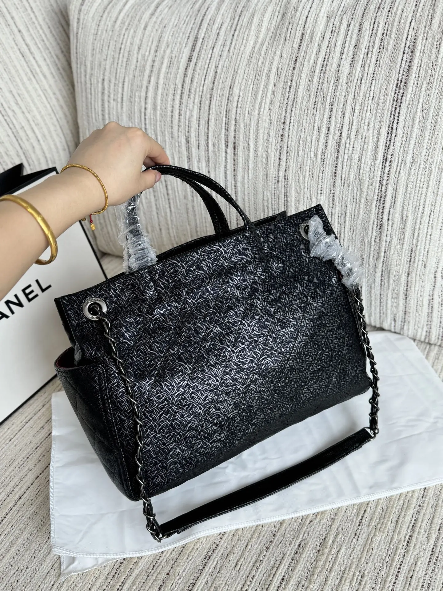 💰240 size：31&times;25 CHANEL香奈儿 鱼子酱 链条包 中古包 托特包 购物袋 时髦拿捏住啦 不显老气好好搭啊 而且貌美气质加成好高的呀～ 爱死了这份从容优雅