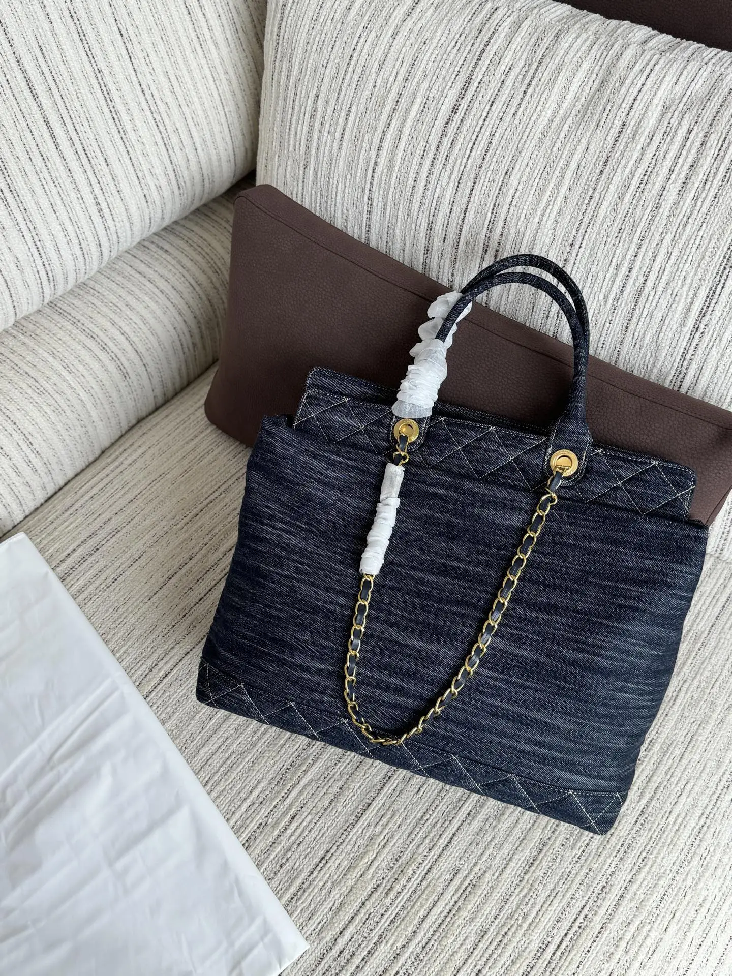 💰220 size:37×33 CHANEL香奈儿 丹宁牛仔布 托特包 中古包 腋下包 牛仔超级好看 超高出片率 超能装 能把胖胖的我显的“巨瘦” 大胆衬之为纸片人