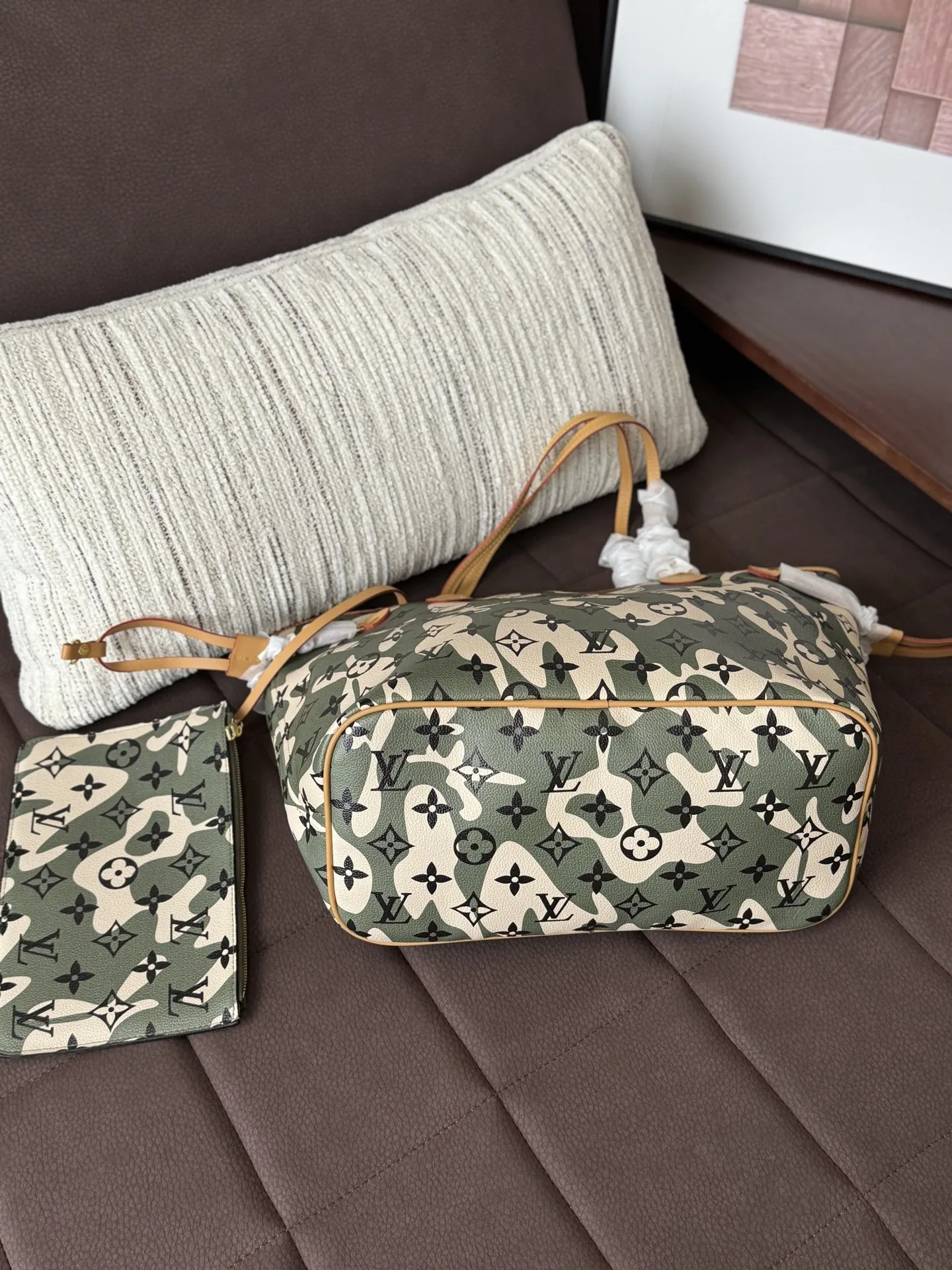 💰190 折叠盒 size：33&times;28 LV NEVERFULL 迷彩 托特包Tote包购物袋单肩手提包 入门级的款式哦！绝对的终身款！此物经典不言而喻！街拍和实用都是非常nb的选择！大家拿到后可以感受下，皮质颗粒之间空袭分明，宽度平均，摸上去软硬适中，变色皮哦！