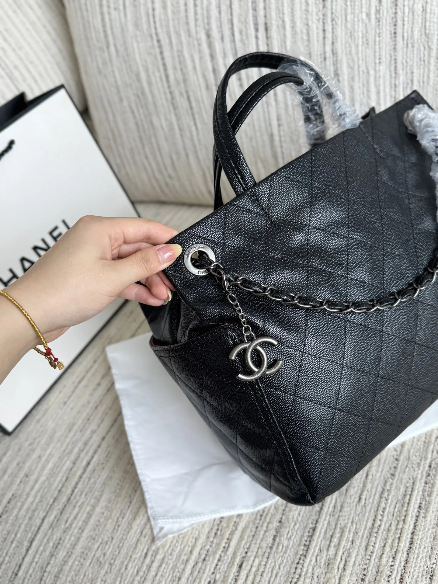 💰240 size：31&times;25 CHANEL香奈儿 鱼子酱 链条包 中古包 托特包 购物袋 时髦拿捏住啦 不显老气好好搭啊 而且貌美气质加成好高的呀～ 爱死了这份从容优雅