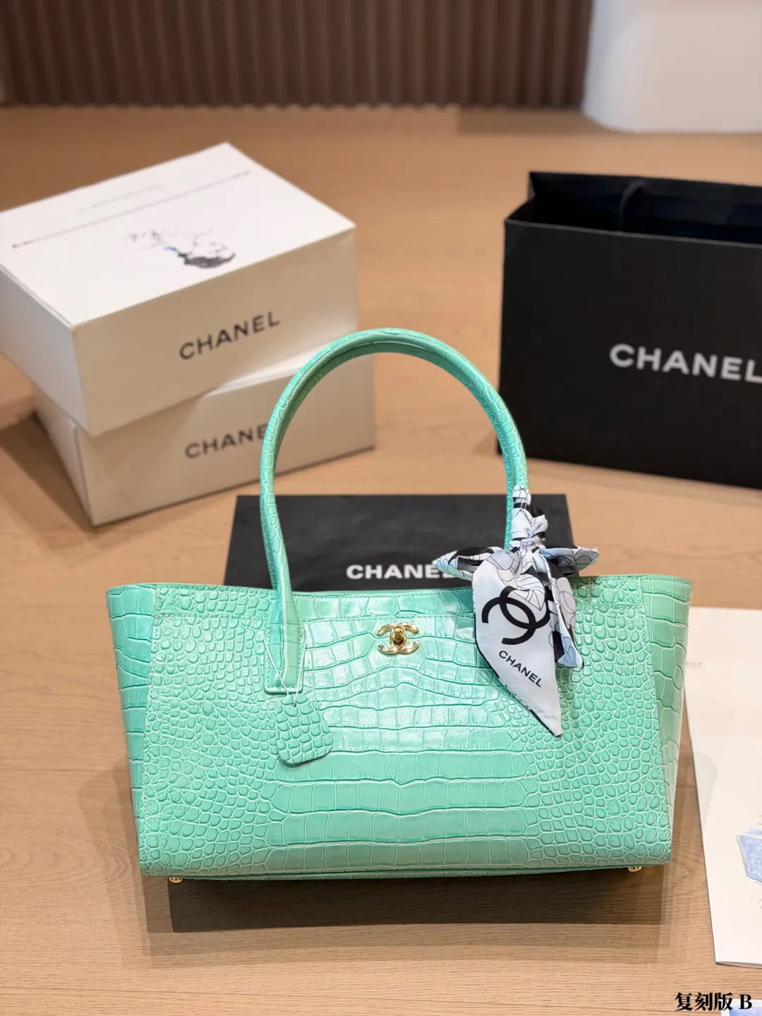 复刻版 p240 Chanel 薄荷绿鳄鱼纹托特包 香奈儿2026春夏系列薄荷绿鳄鱼纹托特包，采用稀有鳄鱼纹牛皮，质感独特又耐用。正面双C金属Logo超有辨识度计，简约大气，容量大，通勤或出行都实用 尺寸：35-21-12cm
