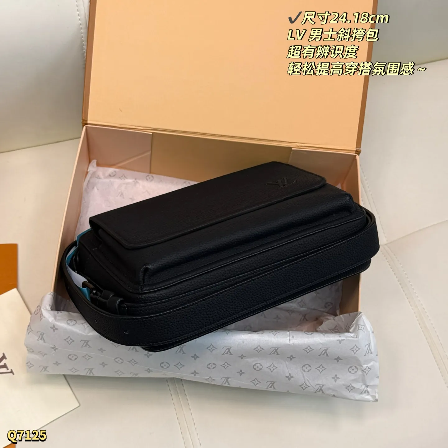 💰165 折叠盒 尺寸：24.18cm LV 男士斜挎包手袋，低调又有辨识度✨。矩形设计，尺寸适中，日常通勤、商务场合都能轻松驾驭。内部空间合理，手机钱包都能装，肩带可调节，手提斜挎都OK！简约大气，实用又时髦，是男士穿搭的百搭神器💼。
