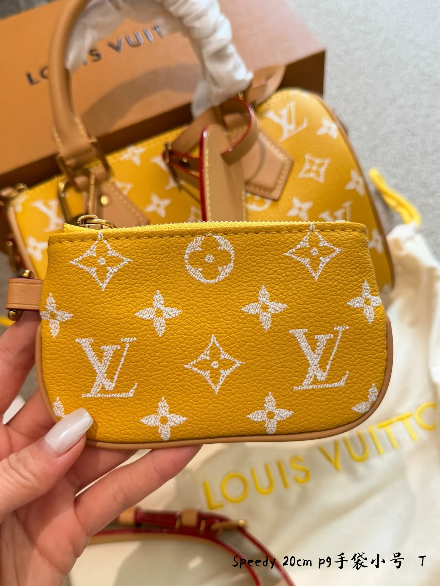 p250 Speedy P29黄色手袋20cm 💛LV Speedy P29手袋由设计师Pharrell Williams打造,采用Monogram Empreinte压花牛皮,经典老花图案,触感柔软又耐用✨。20cm小巧尺寸,日常通勤或出行都很适合。黄色“发财黄”配色超亮眼,搭配天然色皮革手柄和肩带,手提斜挎都OK!内部空间合理,定型枕头包设计,实用又时髦,是LV近年来超火的热门款,时尚爱好者必入!👜