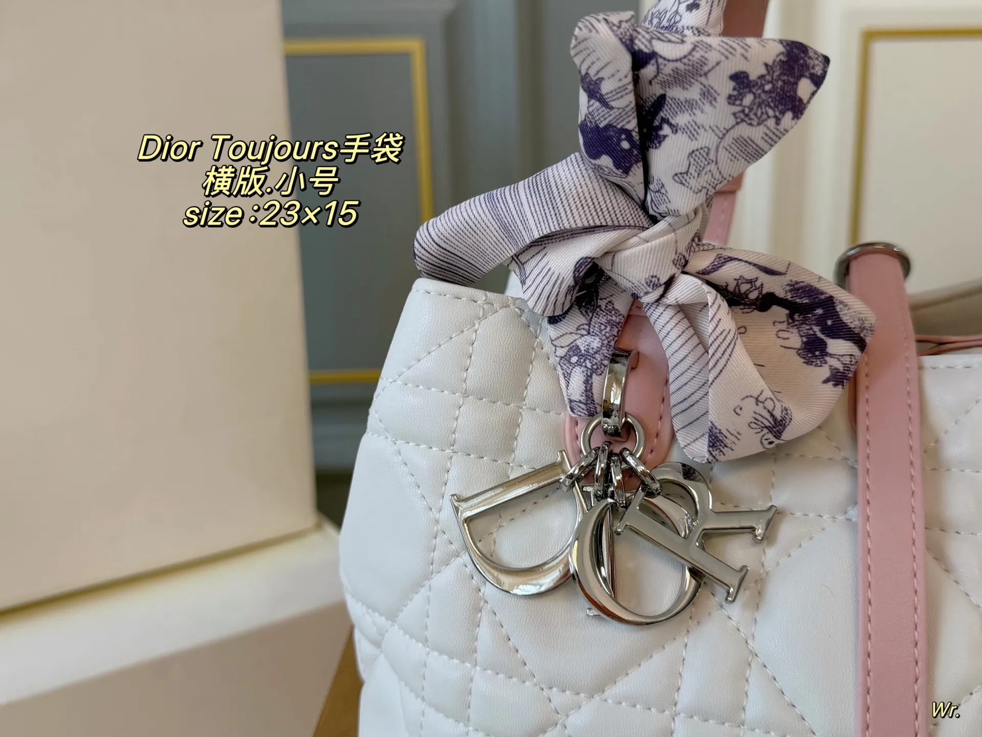 P180 小号 （折叠盒） size:23&times;15 横版 Dior迪奥Toujours手袋💕 采用经典菱格纹设计，搭配金属吊饰 优雅又有辨识度✨ 日常通勤或出街都很适合。 百搭时尚，丝巾点缀更显精致💖 轻松搭配各种穿搭风格。 内部空间合理，实用又时髦❤️ 是Dior经典系列的热门单品之一！