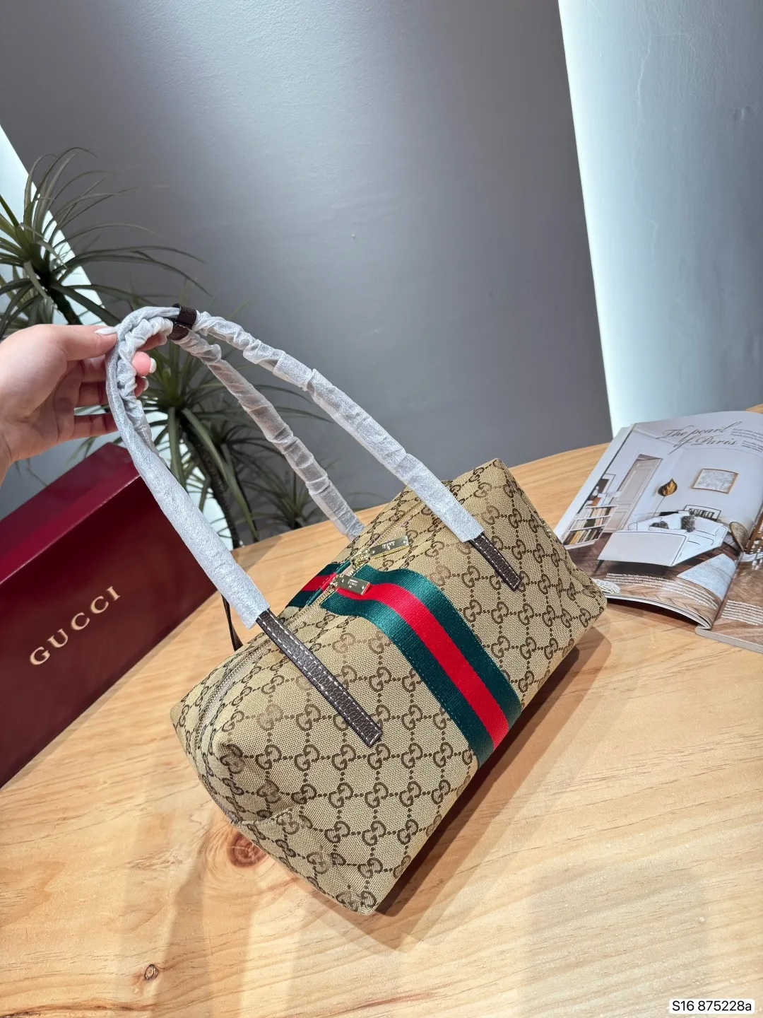 P130酷奇 Gucci Ophidia系列波士顿包​​ 👜Gucci Ophidia波士顿包，经典米色乌木GG Supreme帆布+红绿织带，复古又时髦✨。包型软挺，容量适中，通勤出街都OK！内部空间合理，日常小物轻松收纳，实用又百搭，是Gucci标志性设计，怎么搭都好看！ 尺寸29 15 货号875228