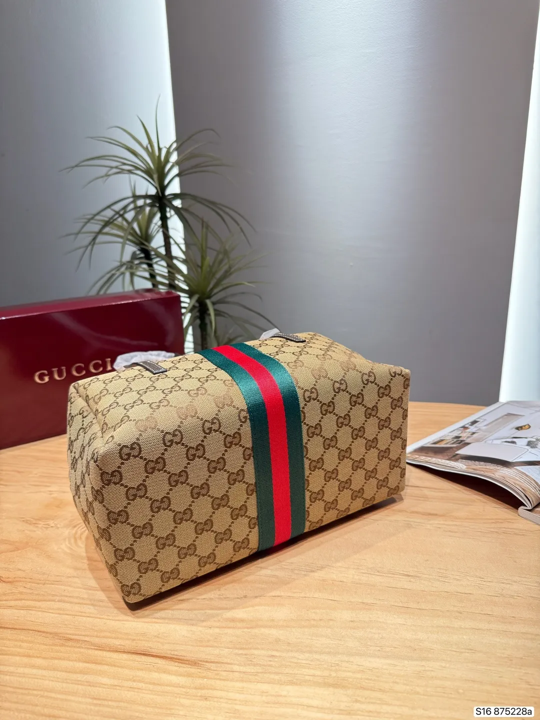 P130酷奇 Gucci Ophidia系列波士顿包​​ 👜Gucci Ophidia波士顿包，经典米色乌木GG Supreme帆布+红绿织带，复古又时髦✨。包型软挺，容量适中，通勤出街都OK！内部空间合理，日常小物轻松收纳，实用又百搭，是Gucci标志性设计，怎么搭都好看！ 尺寸29 15 货号875228