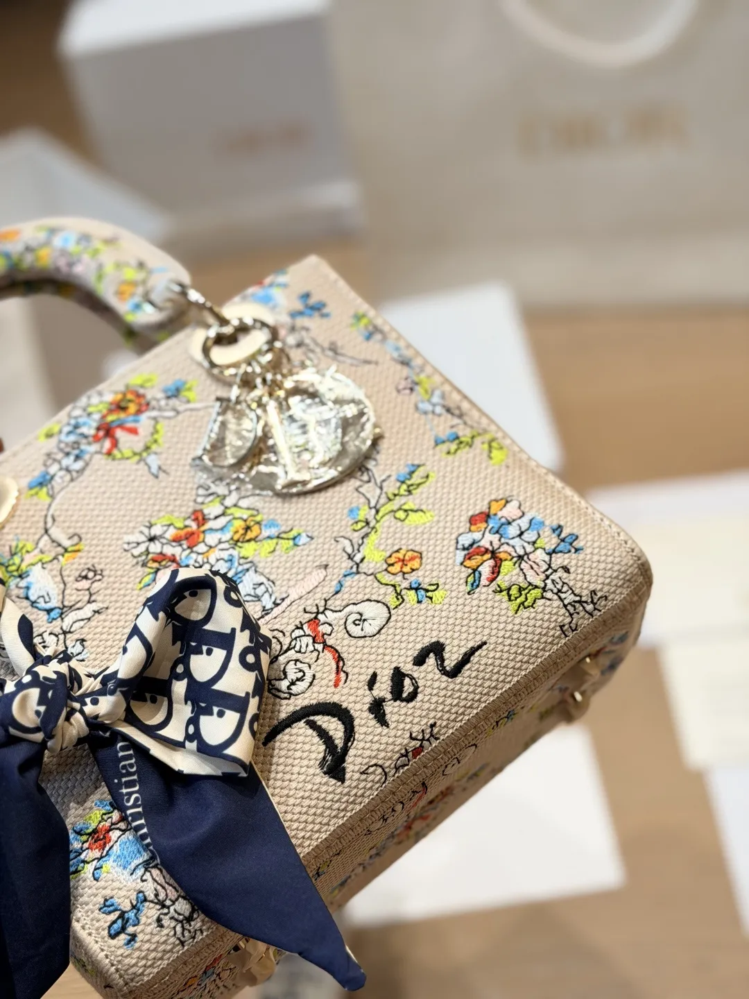 复刻版 原版布 p285（小号） Dior Lady D-Lite刺绣包 刺绣戴妃配斜挎带 D家最具有代表性的包包,拥有众多的粉丝~D家 lady D-Lite～诞生于20世纪90年代初,与戴安娜王妃有一段特殊的传奇,所以又被称为戴妃包最新款藤格纹刺绣戴妃包~精致度不止提升了一个档次开箱的仪式感~先来欣赏下视频~精致的如同艺术品这款包主打手工,每一个地方都是纯手工完成刺绣包边尤其是手柄处,感受到了吗 这款包特点全部立体感刺绣刺刺绣针数10万针以上,包包材质是意大利进口防水环保帆布 包包配有一款现在最流行的粗肩带,时尚感爆棚,休闲味道更浓郁~超百搭~容量很@,搭配翻盖设计,安全感十足 质感高级,配个大衣啥的太适合了,要有 包尺寸 20cm