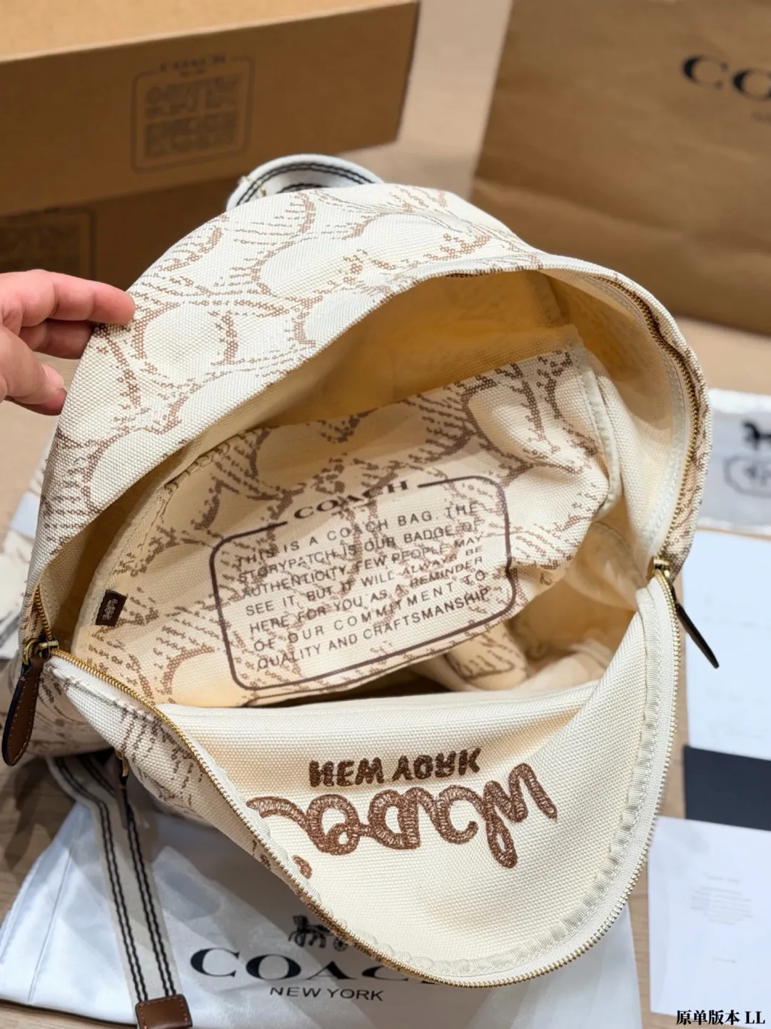 原单版本 p205 Coach丹宁牛仔双肩包​​ 🖤Coach这款丹宁牛仔双肩包，黑色帆布+金色刺绣Logo，简约又有辨识度✨。能装下13-14寸笔记本，通勤、学生党、短途旅行都超实用！肩带可调节，背起来很舒服，男女都能背，轻便耐用，性价比高，日常出街必备！ 尺寸 38 30cm
