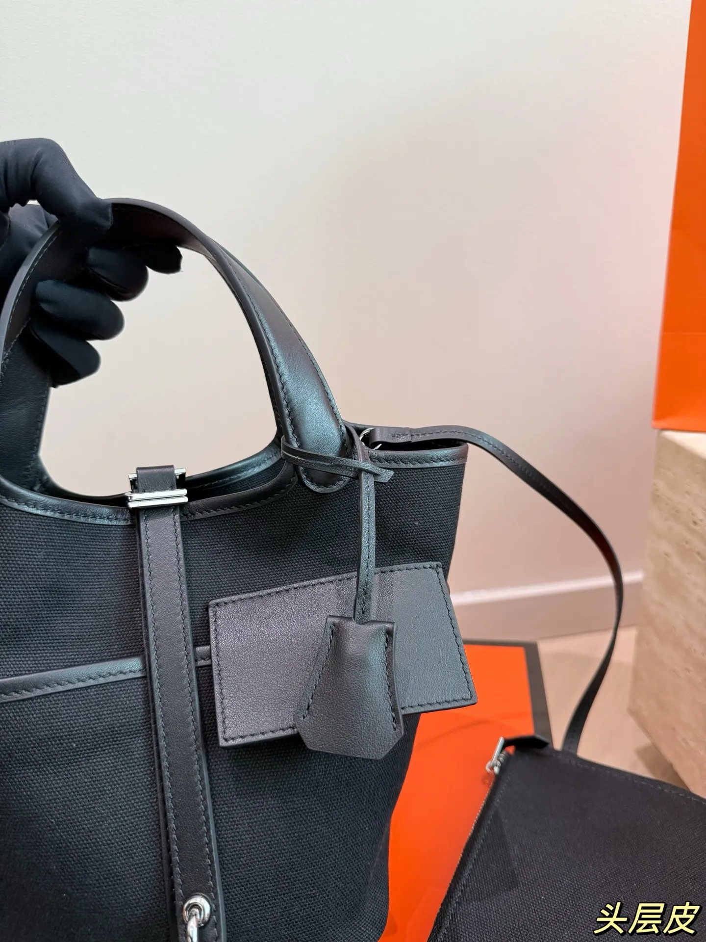 P270 配礼盒 爱马仕Cargo菜篮子包​​ 👜这款爱马仕Cargo Picotin Lock 18手袋，采用帆布拼接皮革，轻盈又硬挺，日常通勤或休闲都超适合！18cm容量刚刚好，附带小口袋超实用，银色锁扣+简约线条，军装风满满，帅气又百搭✨。芝麻色超经典，四季都能搭，帆布材质耐用不易变形，是爱马仕热门款，时髦精们都爱不释手！