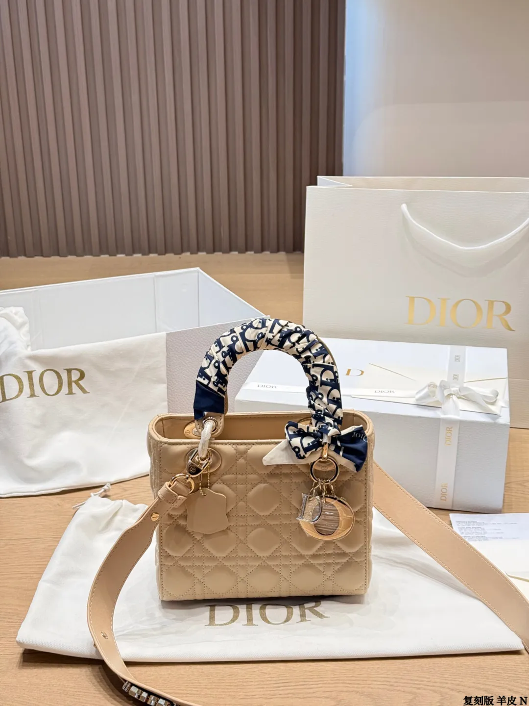 复刻版 羊皮 p250/p240 Dior Lady戴妃包四格羊皮 Dior经典Lady戴妃包,四格白金羊皮款,手感超柔软,搭配黑色手柄和金属“CD”吊饰,优雅又高级✨。菱格纹缝线+可拆卸蝴蝶结,手提、斜挎、单肩都OK,日常通勤或正式场合都能轻松驾驭。20cm容量刚好,实用又时髦,是Dior标志性单品,时尚圈超受欢迎,收藏价值满分 尺寸 20 17cm 17 15cm