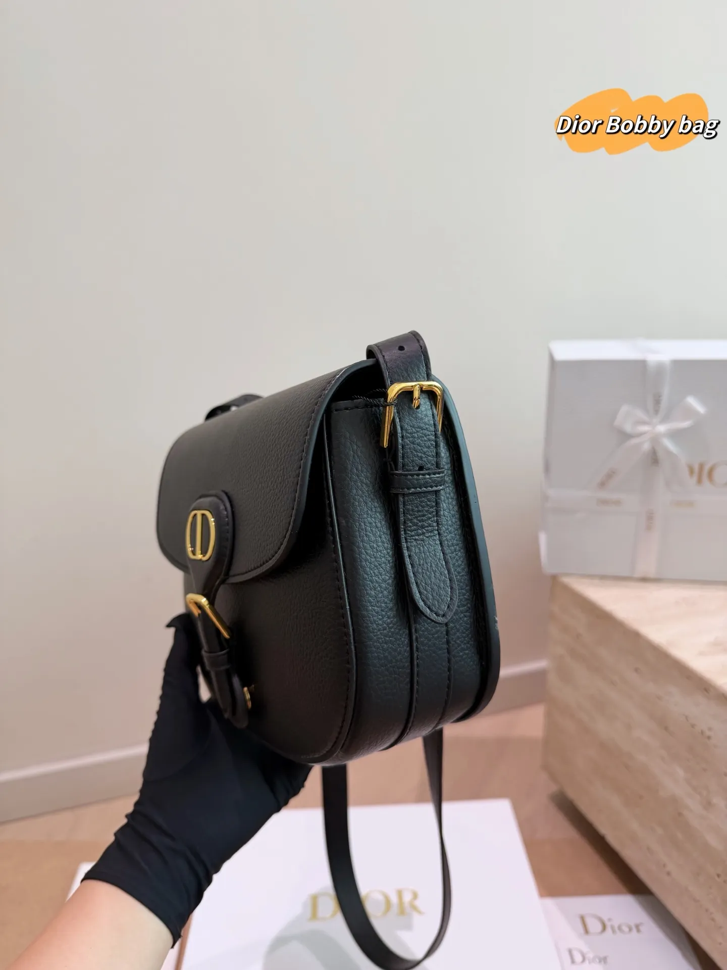 P210 配礼盒 Dior Bobby 新款马鞍包 现在预定爆了，baby同款 最新面料颜色，五金复古感，不易磨损 带有OBLIQUE印花和金属CD LOGO的款式！ 这两个元素俨然已经成为新一代DIOR包包爆款的重要标志！ 尺寸:22.18cm