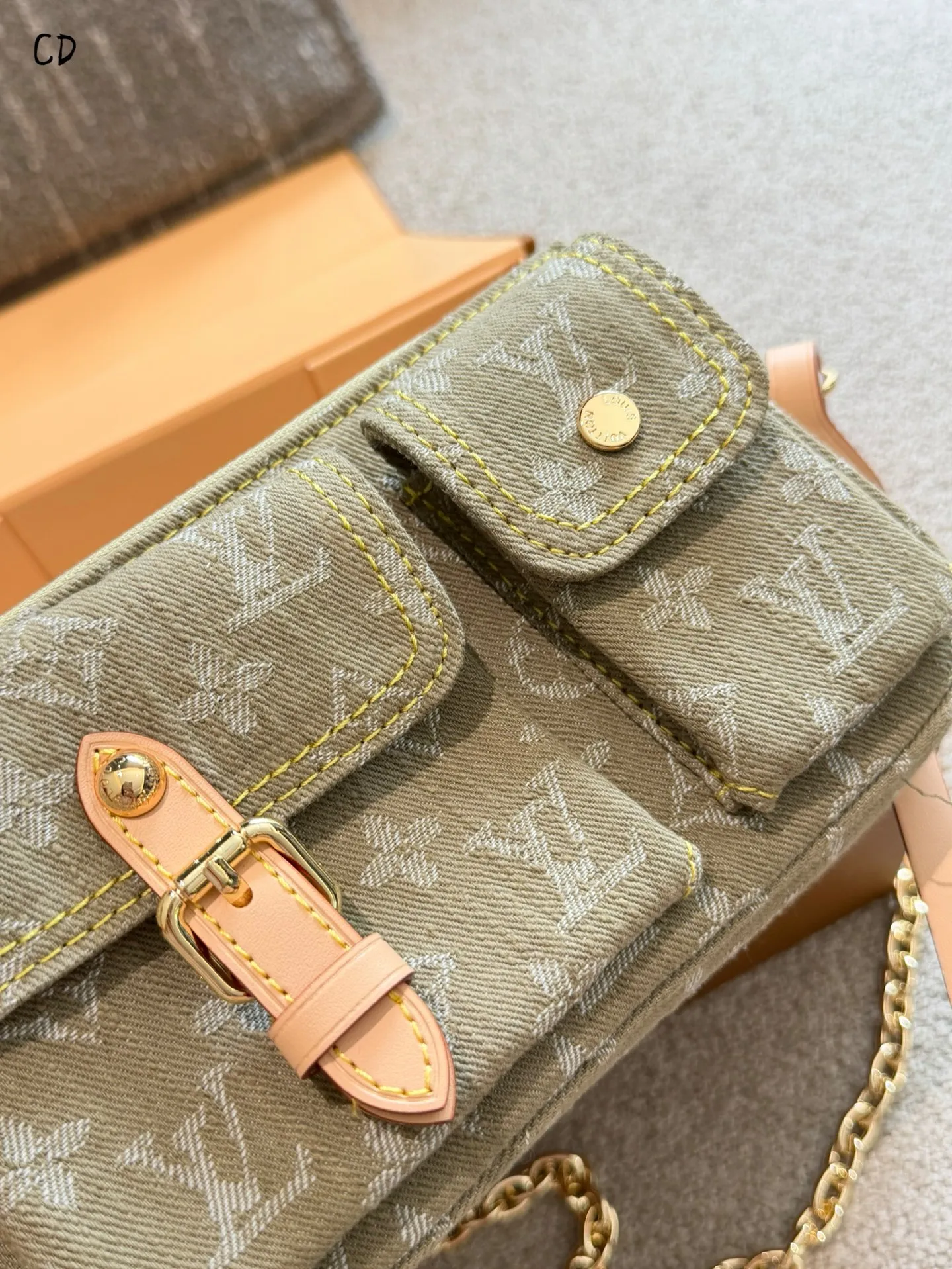 p175 LV丹宁CARGO手袋 👜LV丹宁CARGO手袋是2026丹宁系列新品,采用柔软牛仔布+经典Monogram老花,搭配天然牛皮饰边和金属扣件,复古又实用✨。正面双口袋设计,收纳力满分,肩带可调节,支持斜挎/单肩背,通勤休闲都OK!丹宁材质轻便耐用,容量大,日常出门超方便,是本季超火的热门单品🔥。
