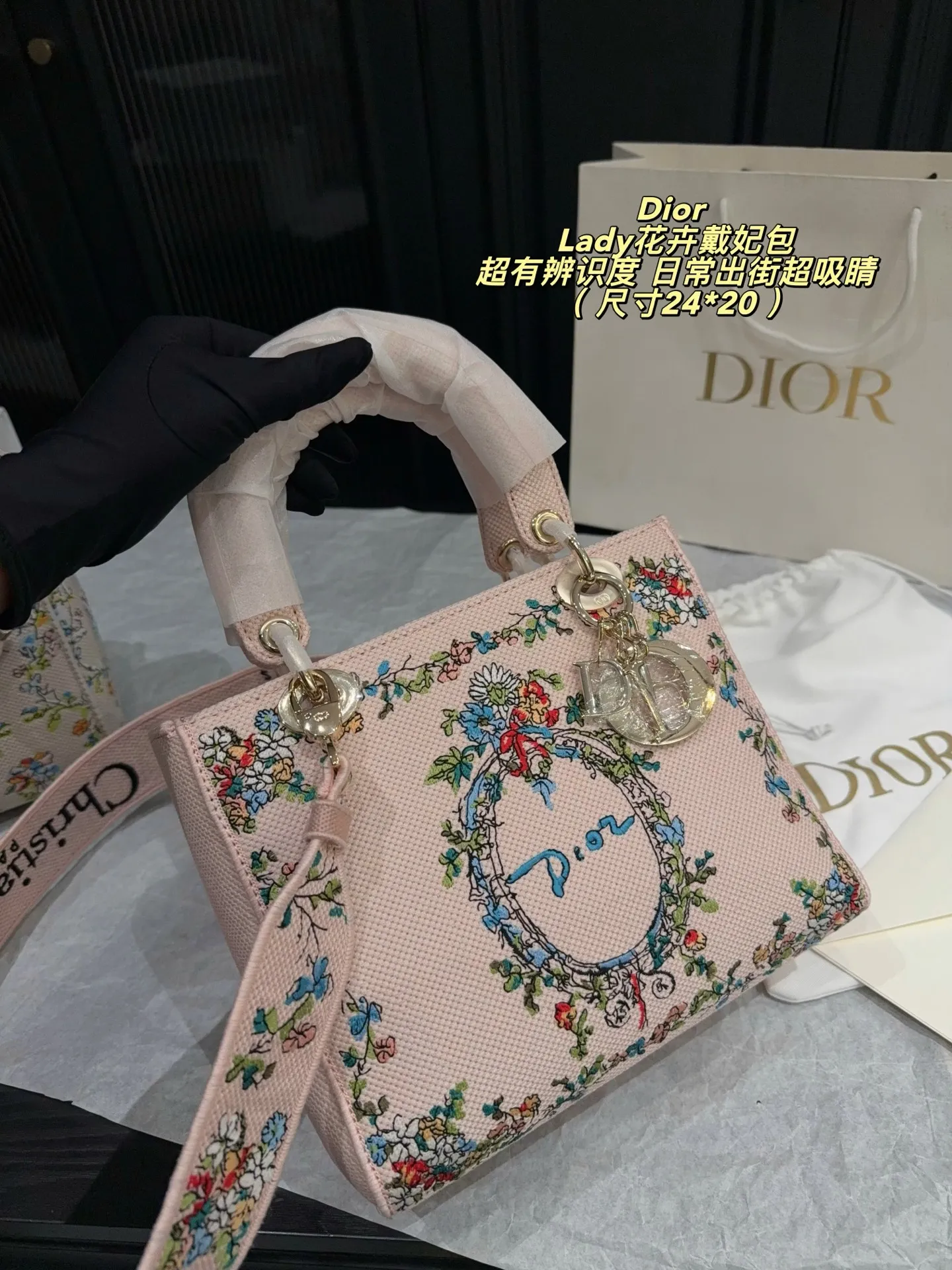 p295折叠盒⚠️尺寸24*20 迪奥Dior Lady Dior花卉手袋,粉色涂层帆布+复古花卉印花,中央“Dior”标志超有辨识度!金属吊饰+可调节肩带,手提斜挎都OK,日常出街或度假都能轻松驾驭✨。灵感来自法式浪漫,搭配清新服饰,优雅气质直接拉满!