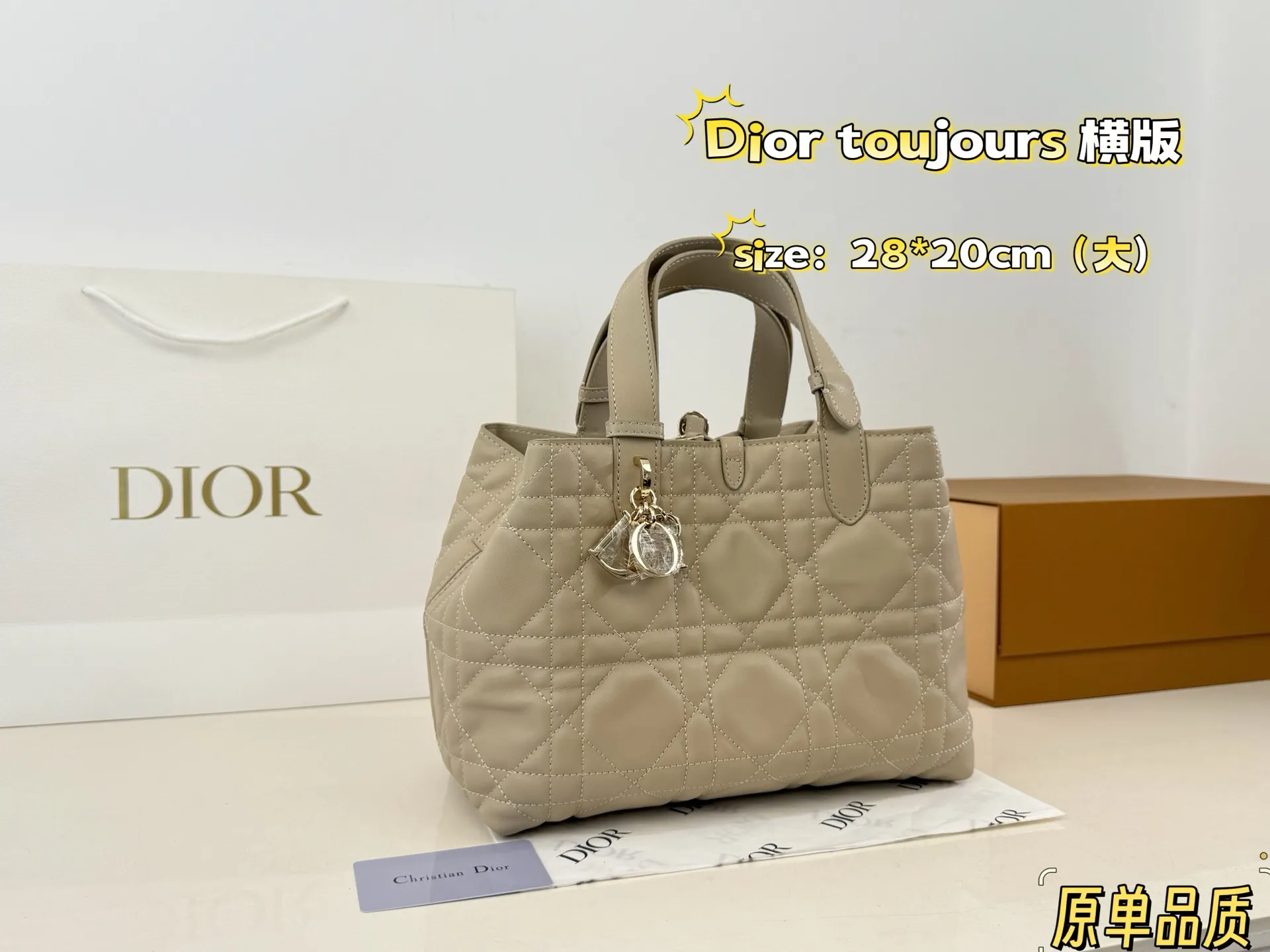 （折叠盒⚠️）纯皮p300 Dior toujours我愿称之为本季神作 Dior新款toujours这款包包真的有太多抓住我的点了巴首先它的包身非常的轻3 四其次它是选用非常柔软的牛皮拎着的舒适度也很好 s内里也是细节拉满容量也很大首 不仅如此还附带一个小钱袋关键是价格是真的香国四很符合年轻热向往自由说走就走的态度 尺寸大号 28 20