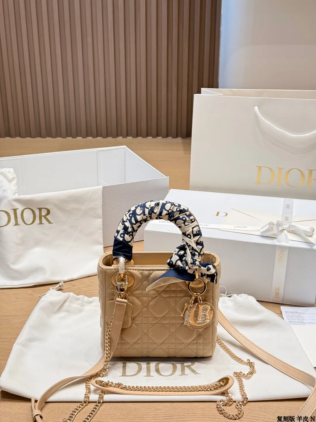 复刻版 羊皮 p250/p240 Dior Lady戴妃包四格羊皮​​ Dior经典Lady戴妃包，四格白金羊皮款，手感超柔软，搭配黑色手柄和金属&ldquo;CD&rdquo;吊饰，优雅又高级✨。菱格纹缝线+可拆卸蝴蝶结，手提、斜挎、单肩都OK，日常通勤或正式场合都能轻松驾驭。20cm容量刚好，实用又时髦，是Dior标志性单品，时尚圈超受欢迎，收藏价值满分 尺寸 20 17cm 17 15cm