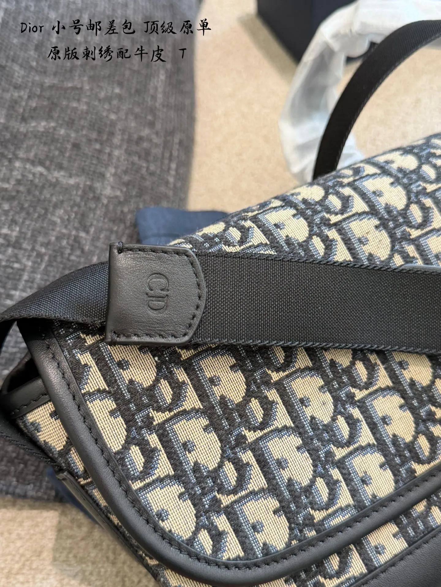 Dior斜挎包​​p210 顶级原单 🖤Dior斜挎包，经典Oblique老花图案，品牌辨识度超高！优质皮革+金属Logo，细节满分✨。尺寸适中，通勤休闲都能轻松驾驭，肩带可调节，单肩斜挎随心切换。内部空间合理，日常物品轻松收纳，实用又时髦，是Dior经典系列热门单品，时尚爱好者必入！20cm
