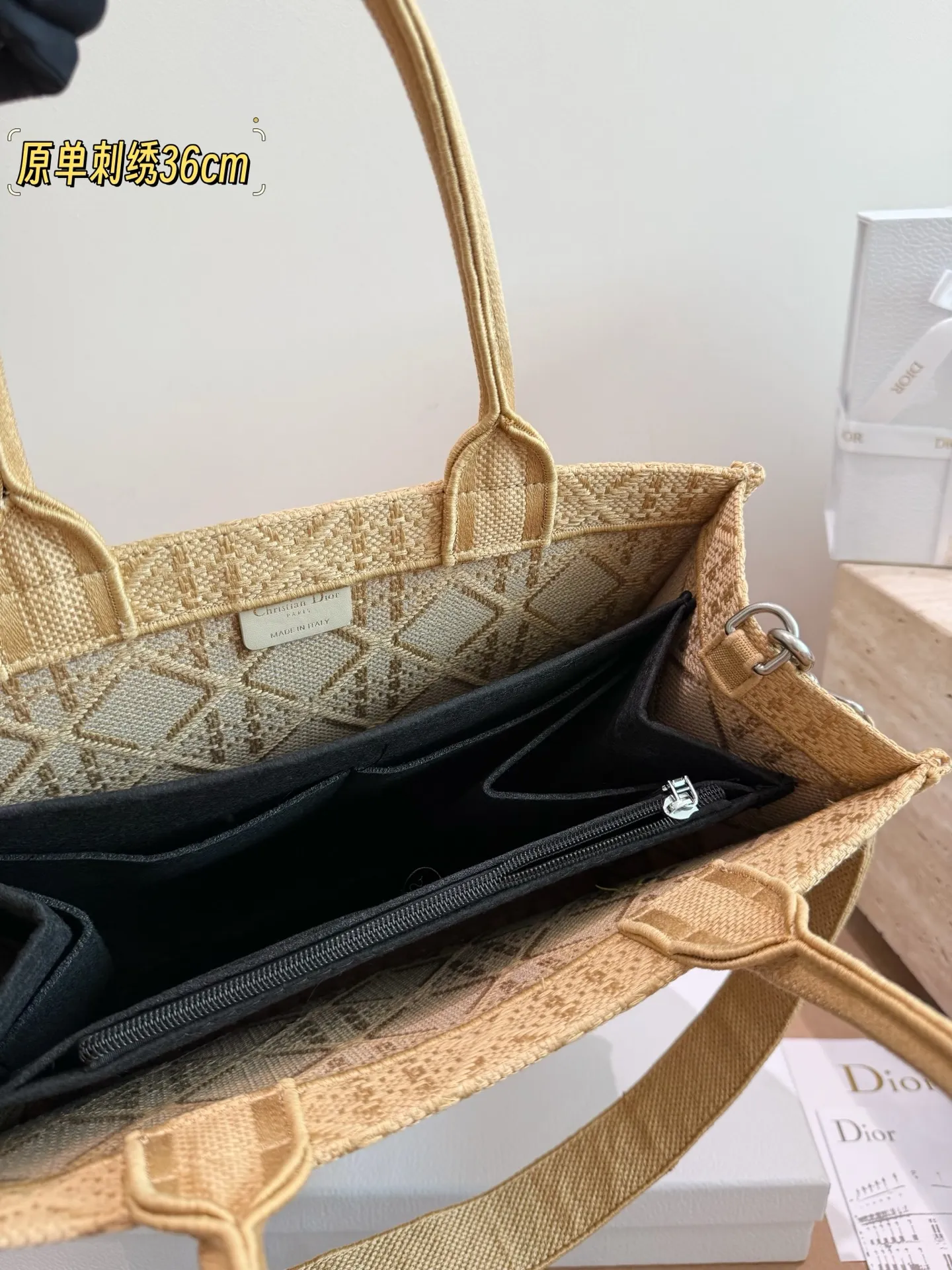 原单刺绣P260 P245 P215 Dior 提花 托特包 配内胆 Dior book tote今年最喜欢的一款购物袋 tote我用的次数最多的包,因为容量超级大,不管什么东西都向里面放,当然凹造型也是必须有的,这款Dior老花是我最喜欢的颜色,柜台出了很多颜色及花型,最后挑了这个颜色 小号的精致有型 配折叠礼盒 尺寸42cm 36cm 26cm