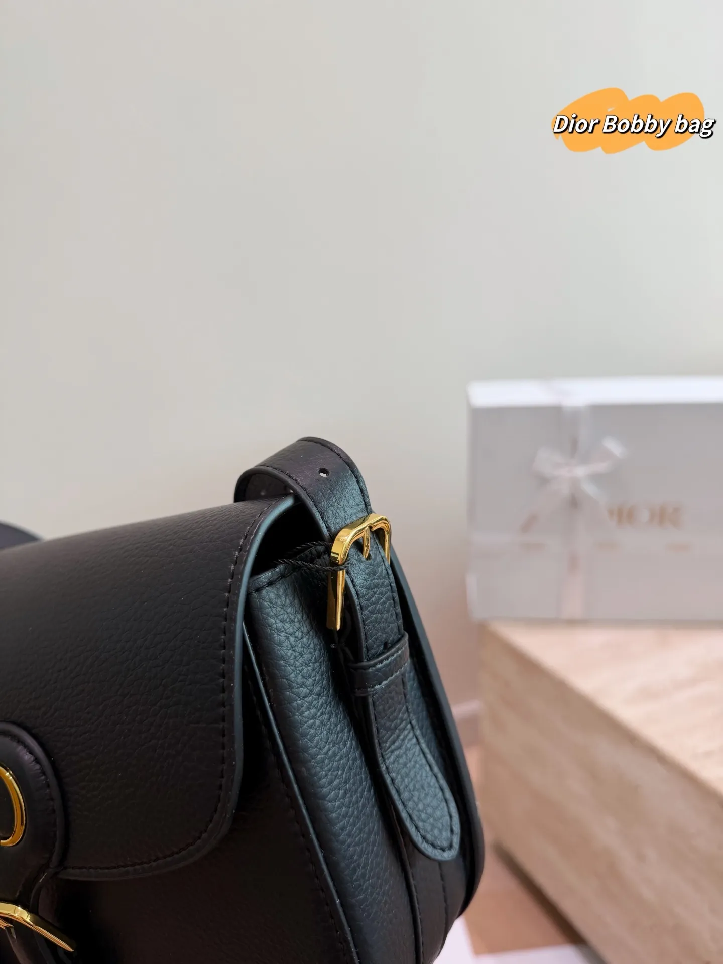 P210 配礼盒 Dior Bobby 新款马鞍包 现在预定爆了,baby同款 最新面料颜色,五金复古感,不易磨损 带有OBLIQUE印花和金属CD LOGO的款式! 这两个元素俨然已经成为新一代DIOR包包爆款的重要标志! 尺寸:22.18cm