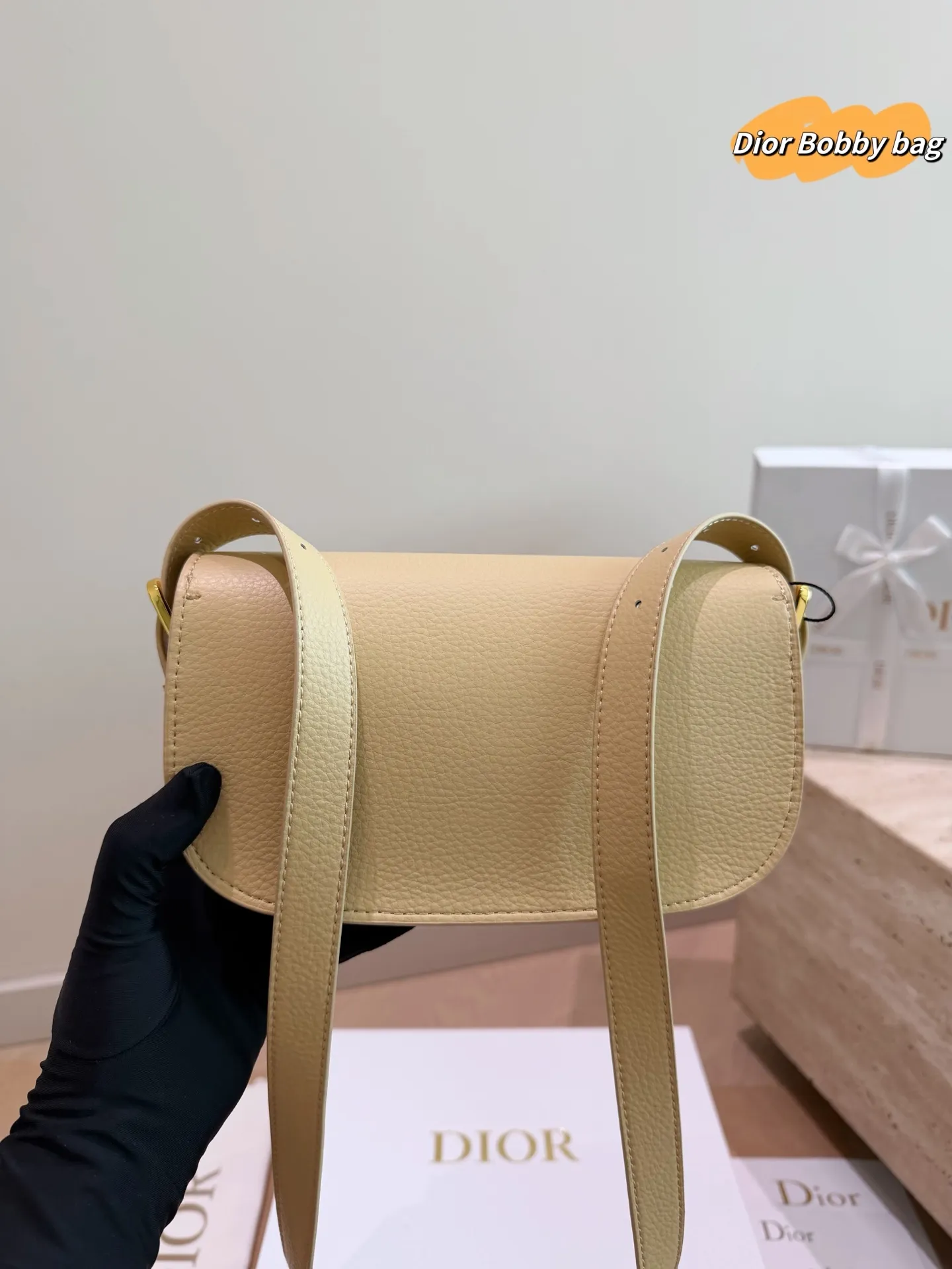 P205 配礼盒 Dior Bobby 新款马鞍包 现在预定爆了，baby同款 最新面料颜色，五金复古感，不易磨损 带有OBLIQUE印花和金属CD LOGO的款式！ 这两个元素俨然已经成为新一代DIOR包包爆款的重要标志！ 尺寸:20.13cm