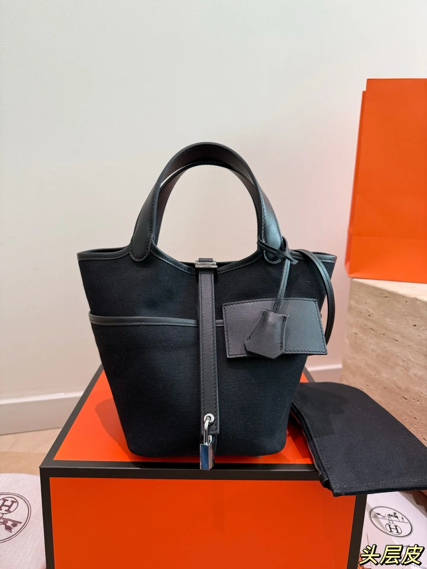 P270 配礼盒 爱马仕Cargo菜篮子包 👜这款爱马仕Cargo Picotin Lock 18手袋,采用帆布拼接皮革,轻盈又硬挺,日常通勤或休闲都超适合!18cm容量刚刚好,附带小口袋超实用,银色锁扣+简约线条,军装风满满,帅气又百搭✨。芝麻色超经典,四季都能搭,帆布材质耐用不易变形,是爱马仕热门款,时髦精们都爱不释手!