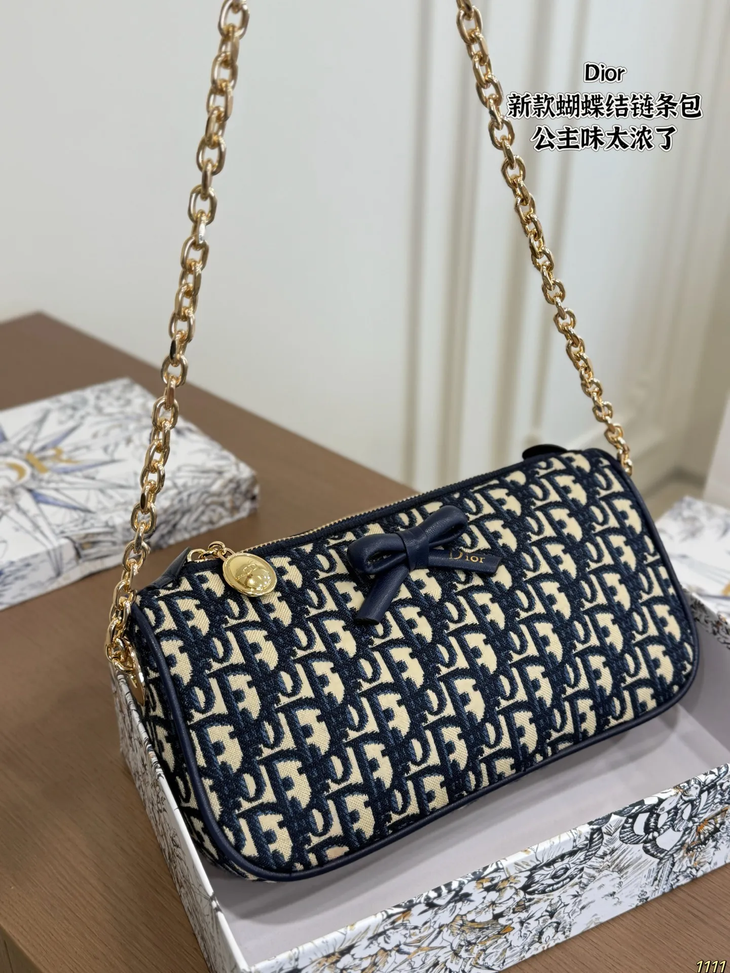 &yen;140配盒 迪奥Dior新款蝴蝶结法棍链条包 老花的公主味太浓了 经典oblique加黑色皮质蝴蝶结🎀 迪奥今年的少女感拉满啦🈵！ 谁背谁是人间富贵花🌺 这只链条小包可以说是开年性价比之王👑 百搭小能手！ 尺寸26 14