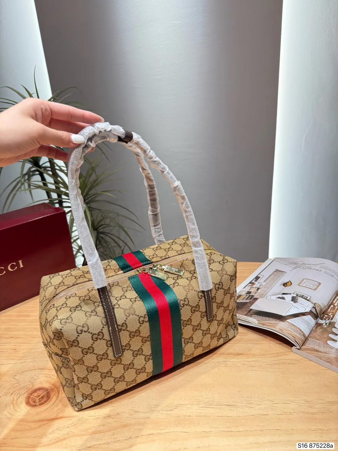 P130酷奇 Gucci Ophidia系列波士顿包​​ 👜Gucci Ophidia波士顿包，经典米色乌木GG Supreme帆布+红绿织带，复古又时髦✨。包型软挺，容量适中，通勤出街都OK！内部空间合理，日常小物轻松收纳，实用又百搭，是Gucci标志性设计，怎么搭都好看！ 尺寸29 15 货号875228