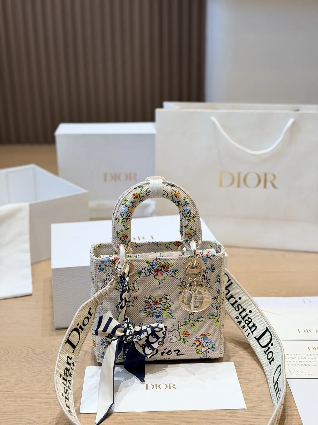 复刻版 原版布 p285(小号) Dior Lady D-Lite刺绣包 刺绣戴妃配斜挎带 D家最具有代表性的包包,拥有众多的粉丝~D家 lady D-Lite~诞生于20世纪90年代初,与戴安娜王妃有一段特殊的传奇,所以又被称为戴妃包最新款藤格纹刺绣戴妃包~精致度不止提升了一个档次开箱的仪式感~先来欣赏下视频~精致的如同艺术品这款包主打手工,每一个地方都是纯手工完成刺绣包边尤其是手柄处,感受到了吗 这款包特点全部立体感刺绣刺刺绣针数10万针以上,包包材质是意大利进口防水环保帆布 包包配有一款现在最流行的粗肩带,时尚感爆棚,休闲味道更浓郁~超百搭~容量很@,搭配翻盖设计,安全感十足 质感高级,配个大衣啥的太适合了,要有 包尺寸 20cm