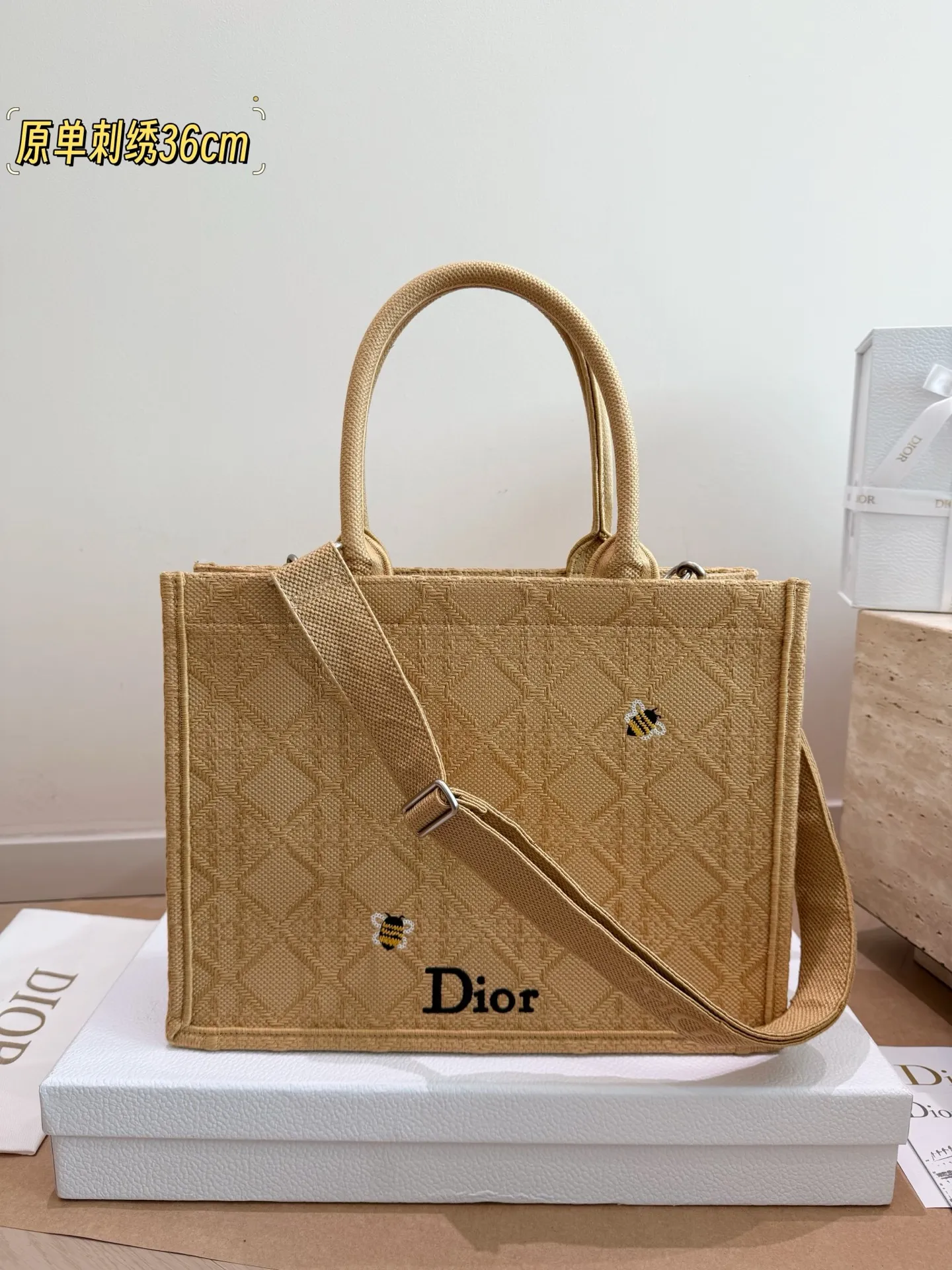 原单刺绣P260 P245 P215 Dior 提花 托特包 配内胆 Dior book tote今年最喜欢的一款购物袋 tote我用的次数最多的包，因为容量超级大，不管什么东西都向里面放，当然凹造型也是必须有的，这款Dior老花是我最喜欢的颜色，柜台出了很多颜色及花型，最后挑了这个颜色 小号的精致有型 配折叠礼盒 尺寸42cm 36cm 26cm