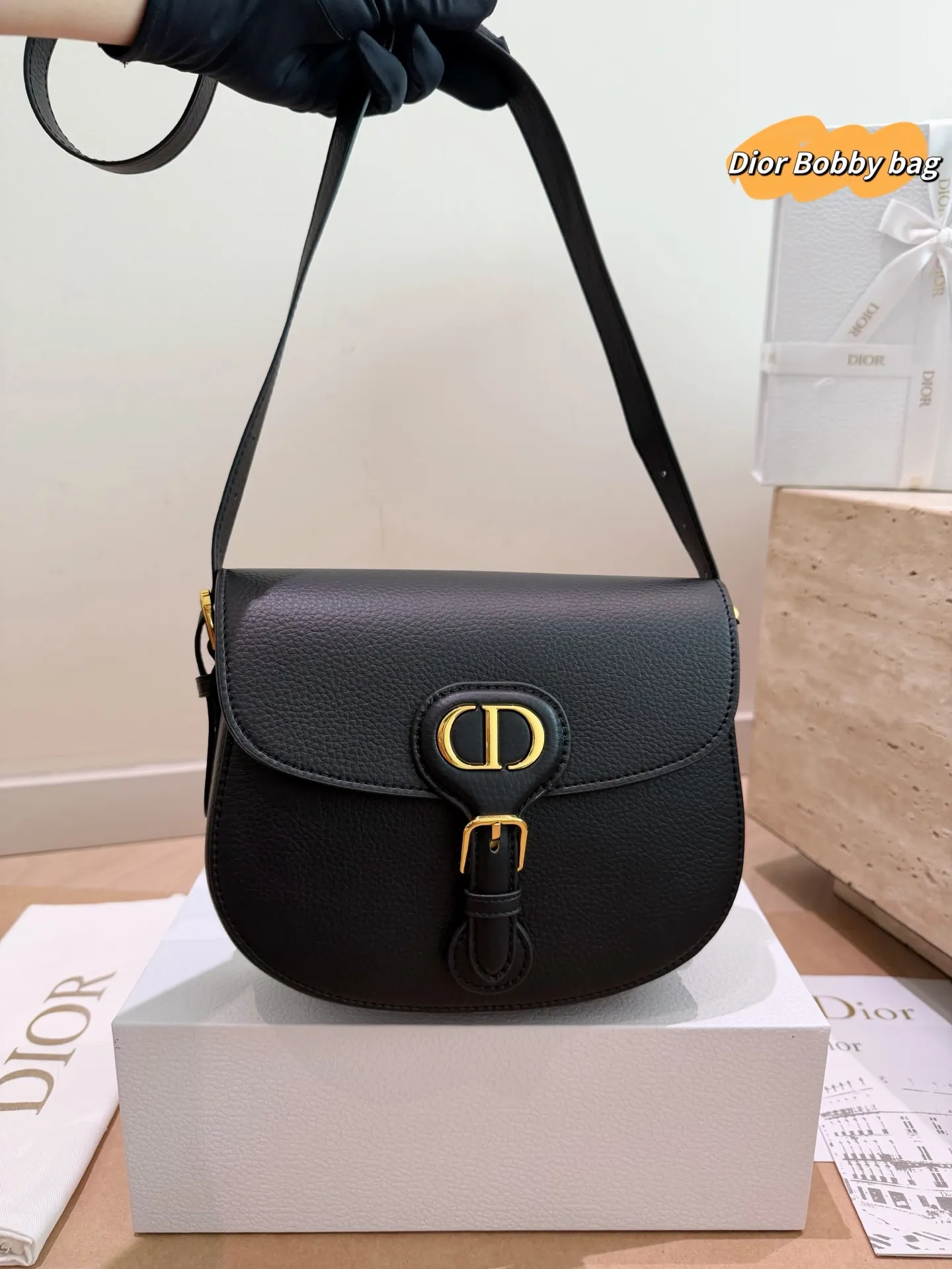 P210 配礼盒 Dior Bobby 新款马鞍包 现在预定爆了,baby同款 最新面料颜色,五金复古感,不易磨损 带有OBLIQUE印花和金属CD LOGO的款式! 这两个元素俨然已经成为新一代DIOR包包爆款的重要标志! 尺寸:22.18cm