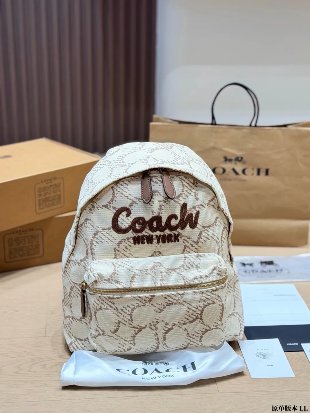 原单版本 p205 Coach丹宁牛仔双肩包​​ 🖤Coach这款丹宁牛仔双肩包，黑色帆布+金色刺绣Logo，简约又有辨识度✨。能装下13-14寸笔记本，通勤、学生党、短途旅行都超实用！肩带可调节，背起来很舒服，男女都能背，轻便耐用，性价比高，日常出街必备！ 尺寸 38 30cm