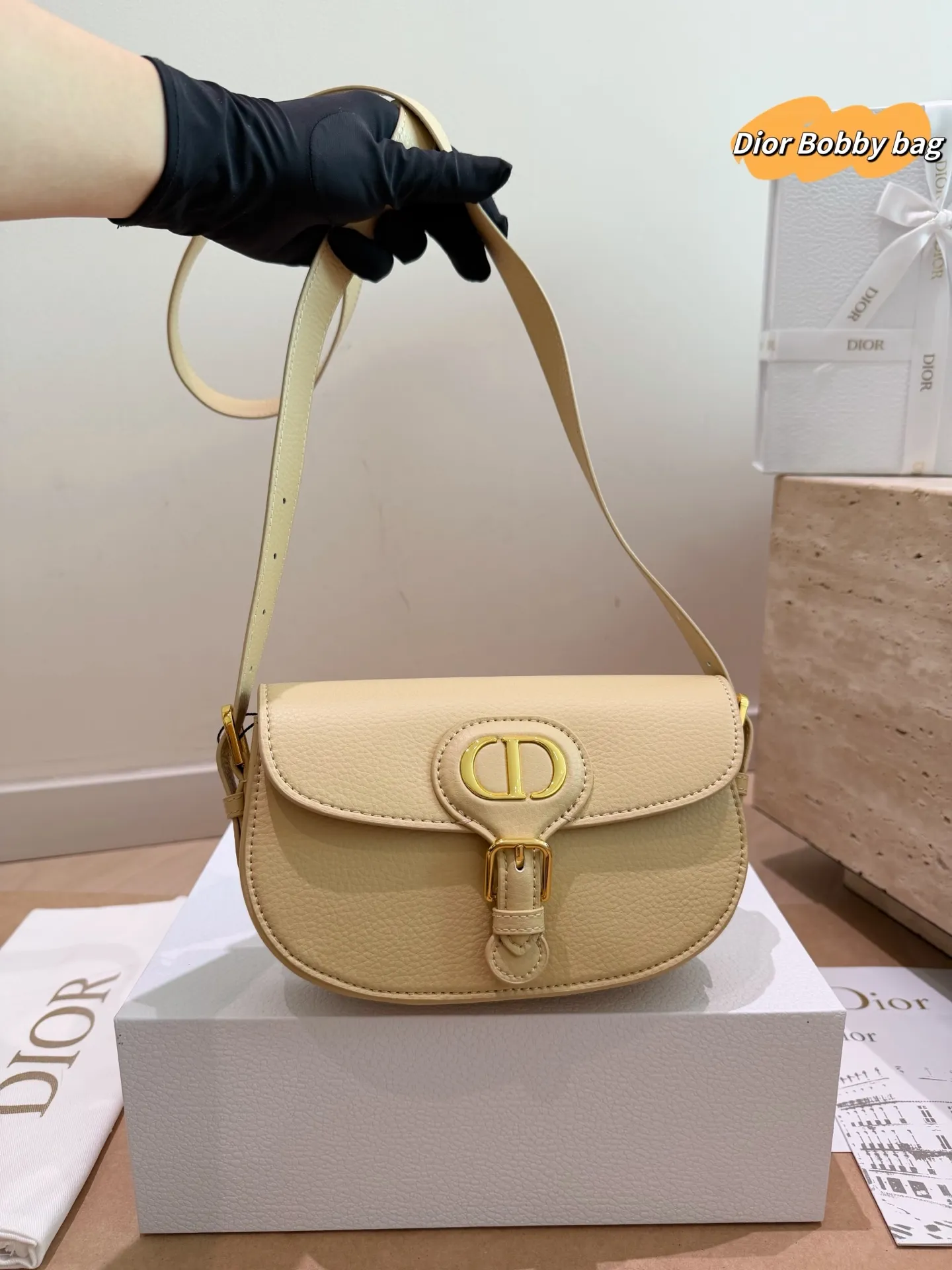 P205 配礼盒 Dior Bobby 新款马鞍包 现在预定爆了，baby同款 最新面料颜色，五金复古感，不易磨损 带有OBLIQUE印花和金属CD LOGO的款式！ 这两个元素俨然已经成为新一代DIOR包包爆款的重要标志！ 尺寸:20.13cm