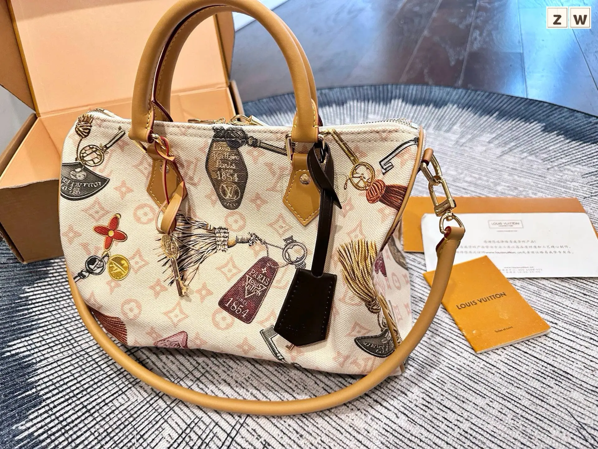 p170 官网双盒包装 Lv古董系列Keepall Bandouliere 30 旅行袋 超酷中LV Keepall老花旅行袋 LVKeepall 出差旅行最常用的一只包 这是超酷的一只包 可以做健身包,也可做旅行袋 容量超级感人非常的实用! 出差三四天背这只包,衣服和洗漱用品完全足够!最主要是凹造型最棒了~ 马上爱豆出街的赶脚 路易威登Louis Vuitton 9VintageMusevie 中古店I嘿 尺寸 30cm